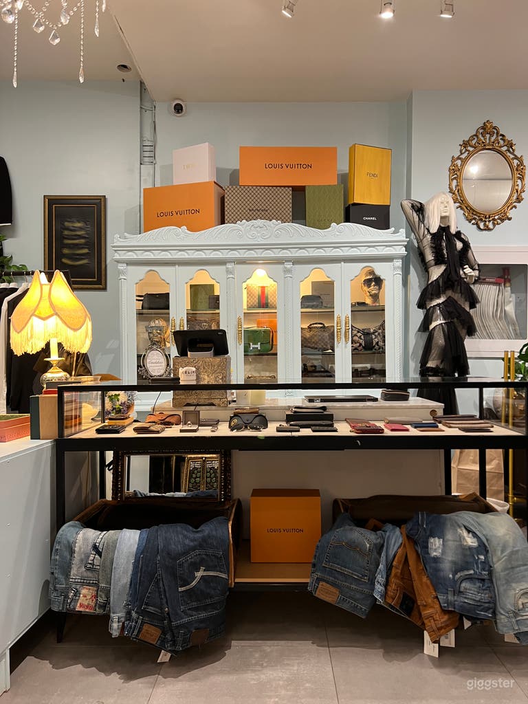  2 story 1500sqft unique regal fashion retail store 