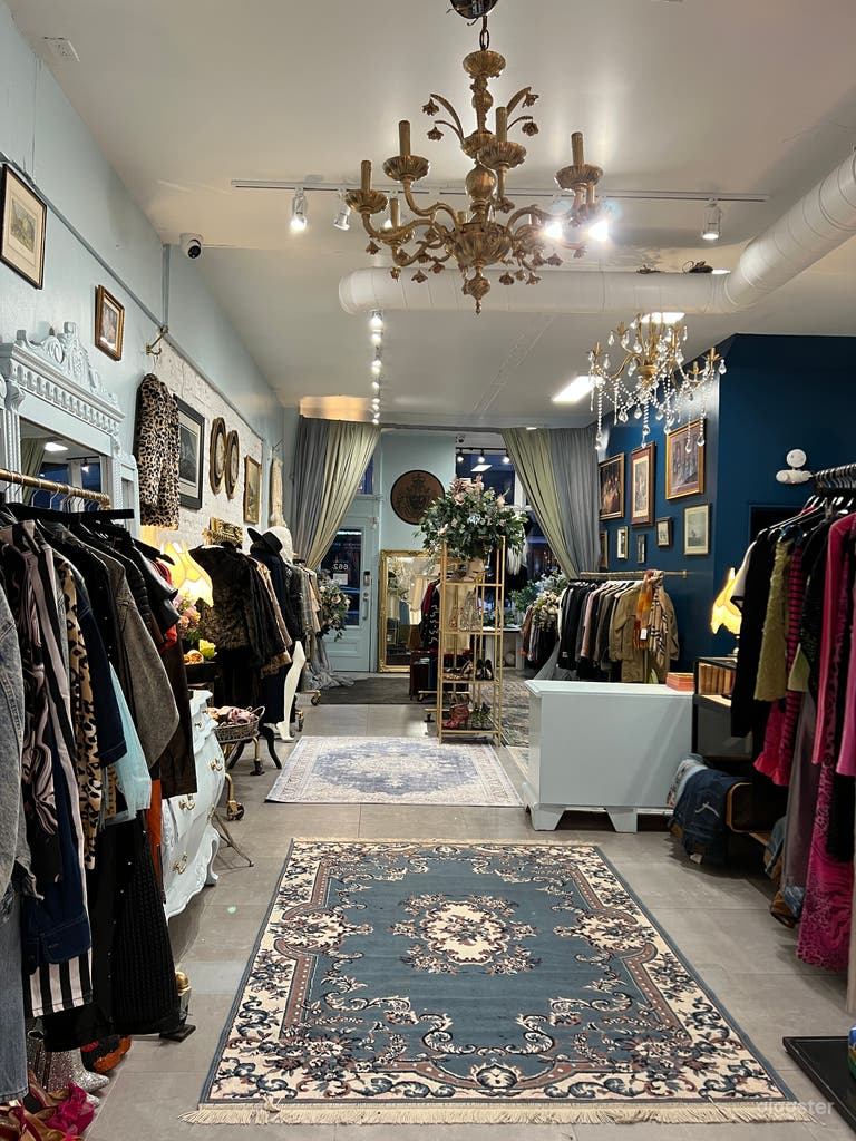  2 story 1500sqft unique regal fashion retail store 