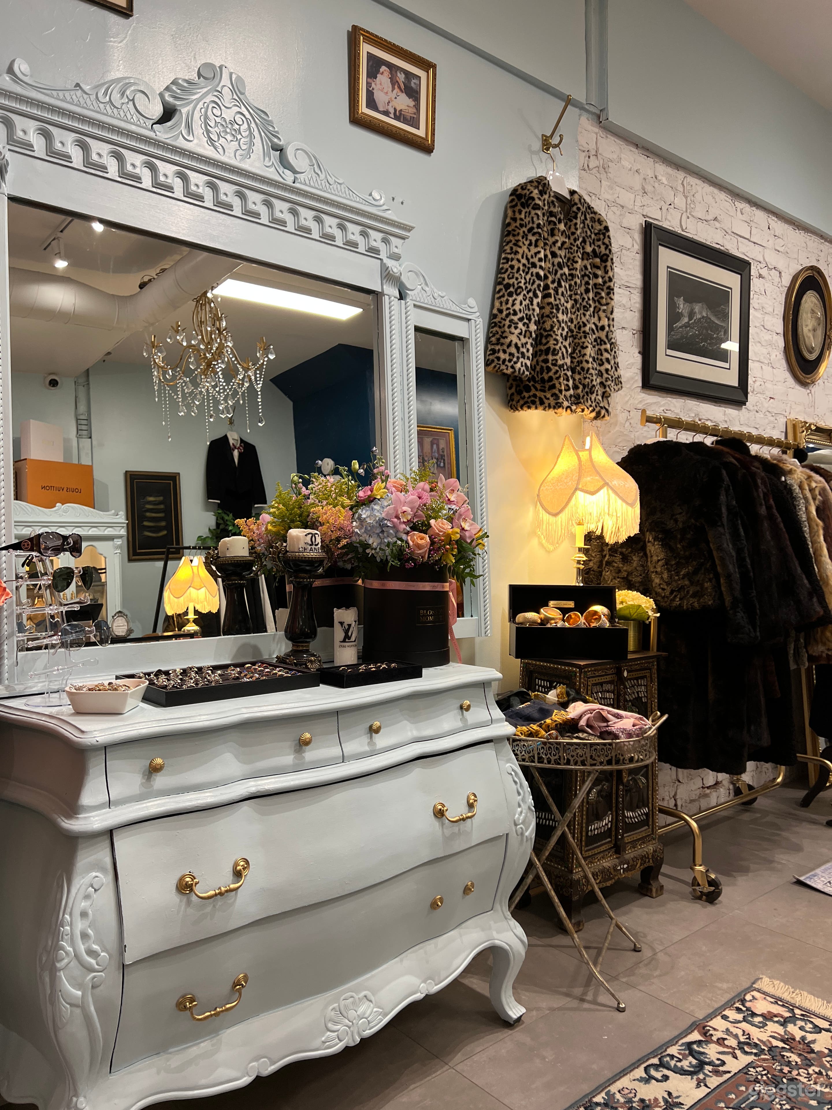 2 story 1500sqft unique regal fashion retail store Photo 2