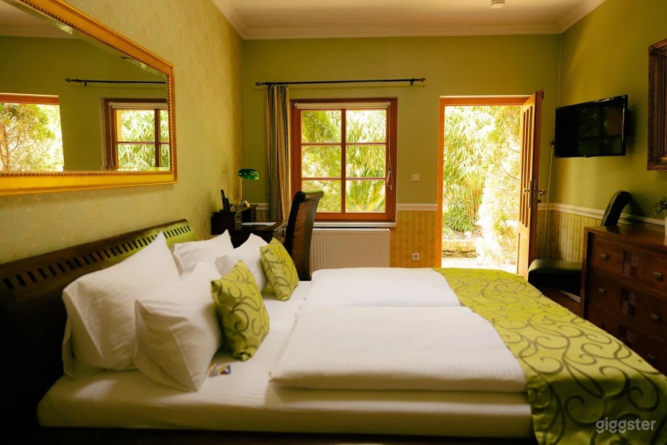 Garden Hotel Photo 3