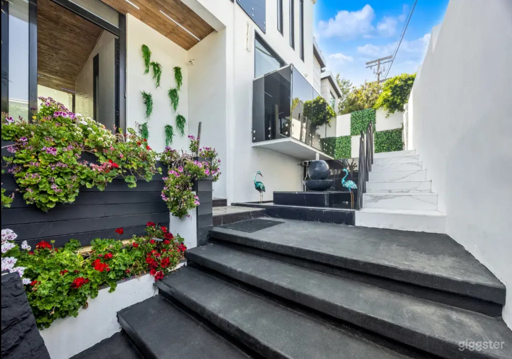 ICONIC MODERN VILLA WITH EPIC VIEWS &amp; BOLD DESIGN Photo 3