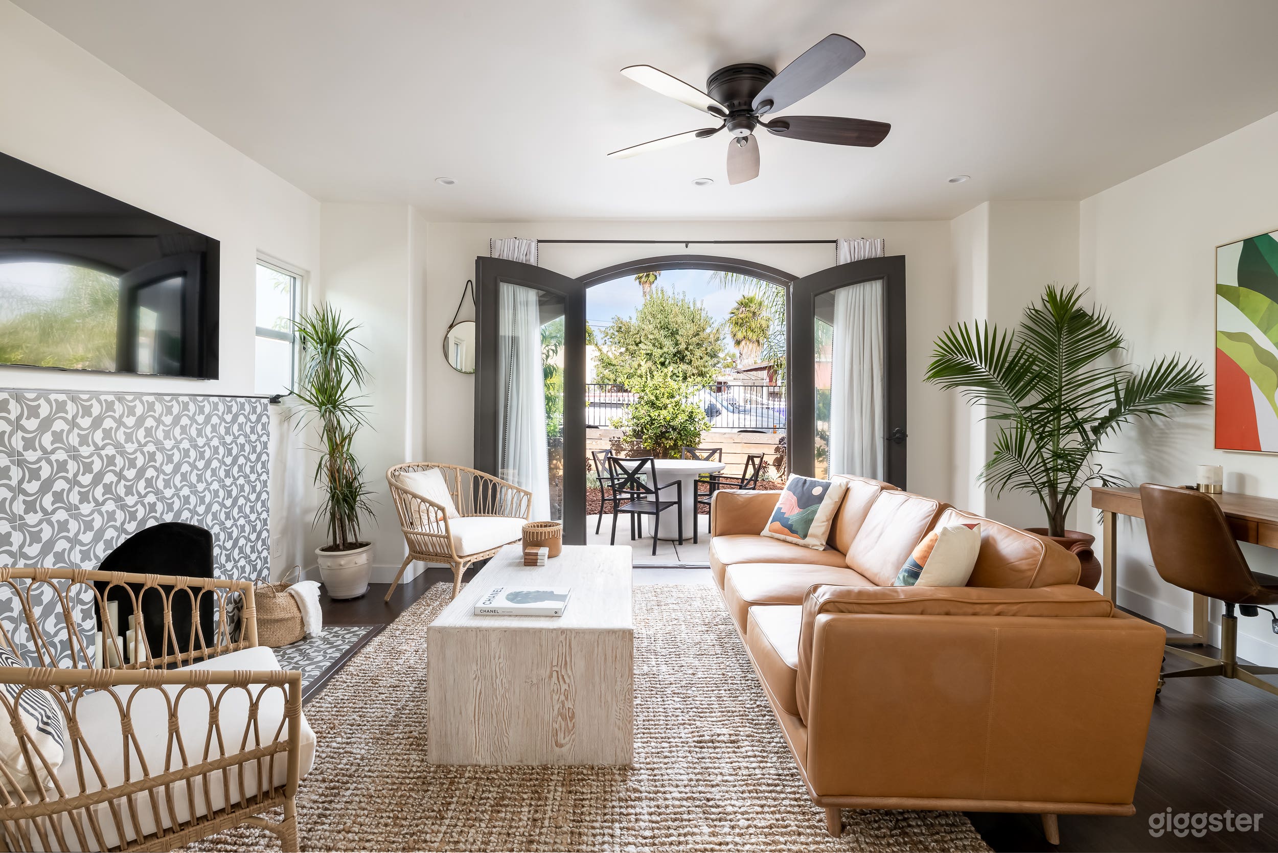 Tropical Spanish Style- claw foot tub &amp; chandelier Photo 1