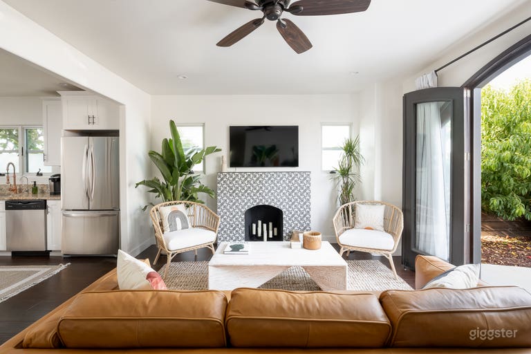  Tropical Spanish Style- claw foot tub & chandelier 