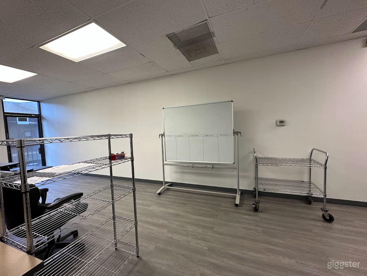 Modern Office Space for Filming or Monthly Use Photo 3