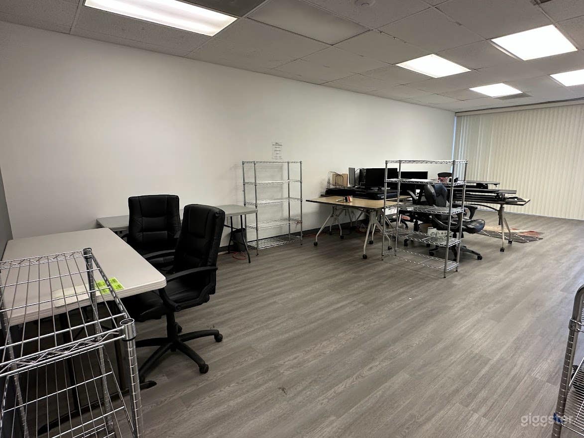 Modern Office Space for Filming or Monthly Use Photo 1