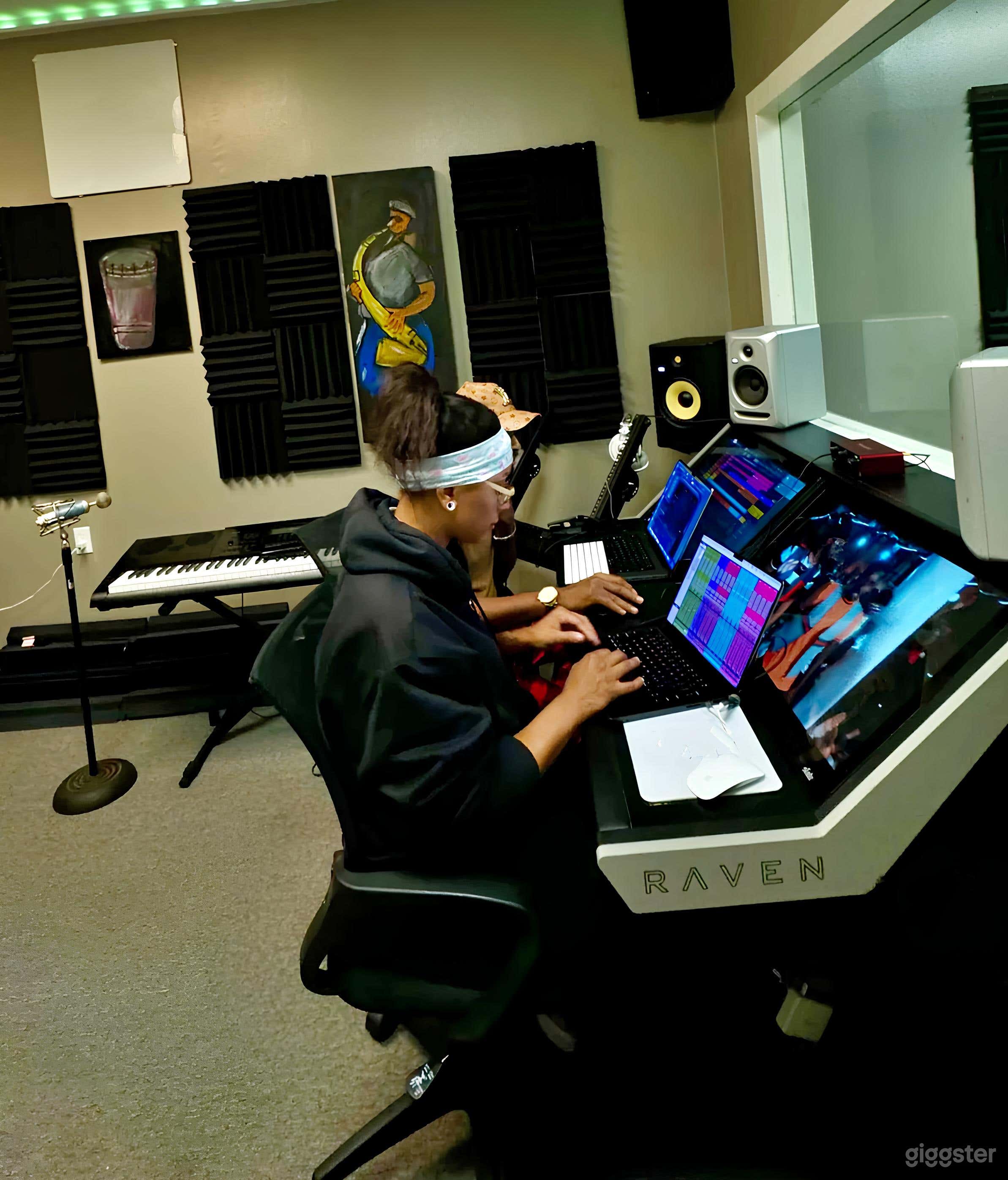 Photography &amp; Music Recording Studio Photo 4