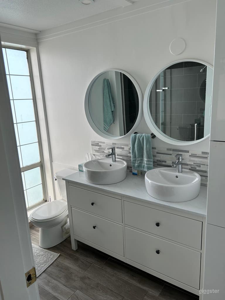  Floating boatshed apartment with 42' Bertram boat 