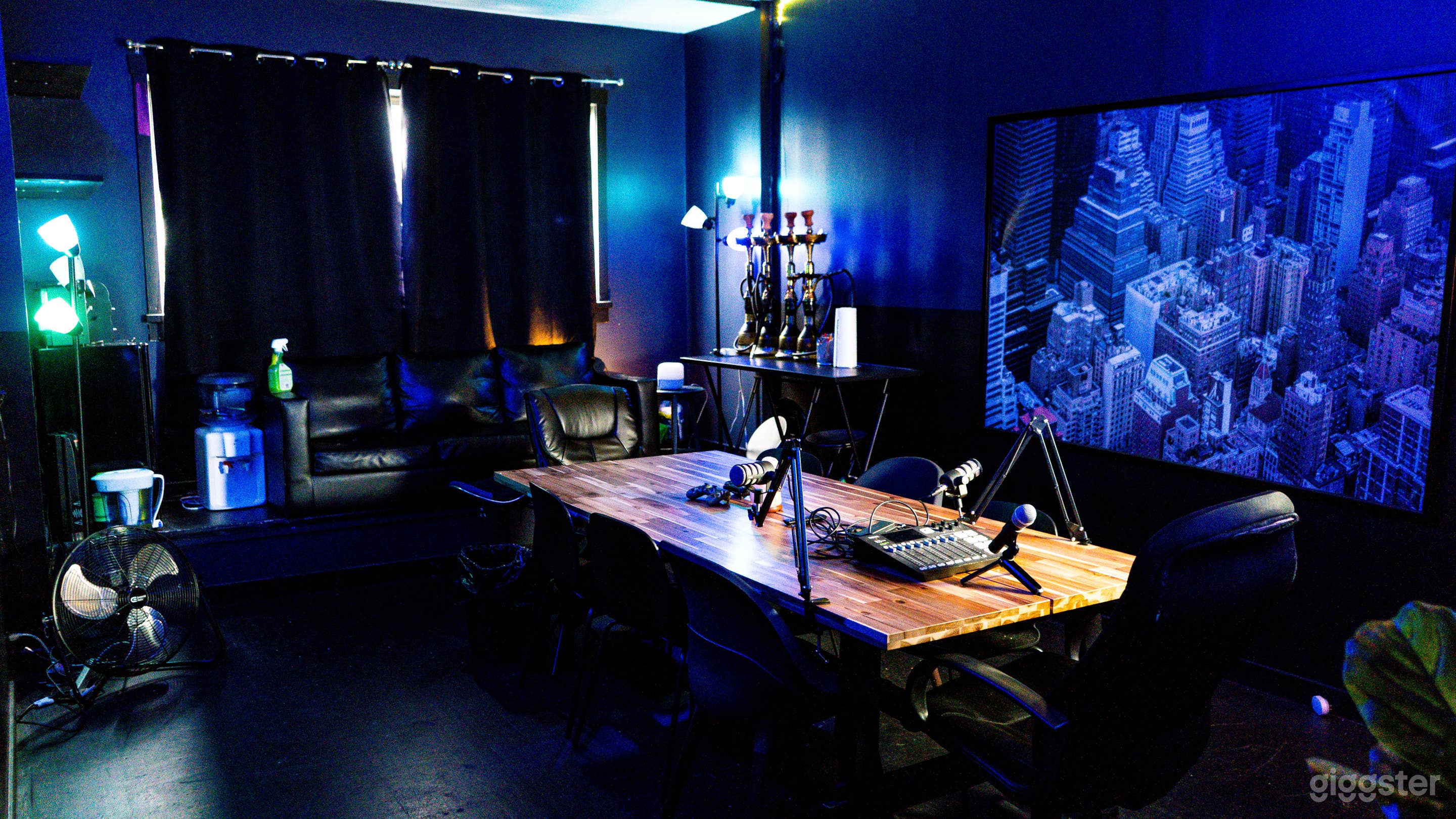 Podcast/Lounge/Business Meeting