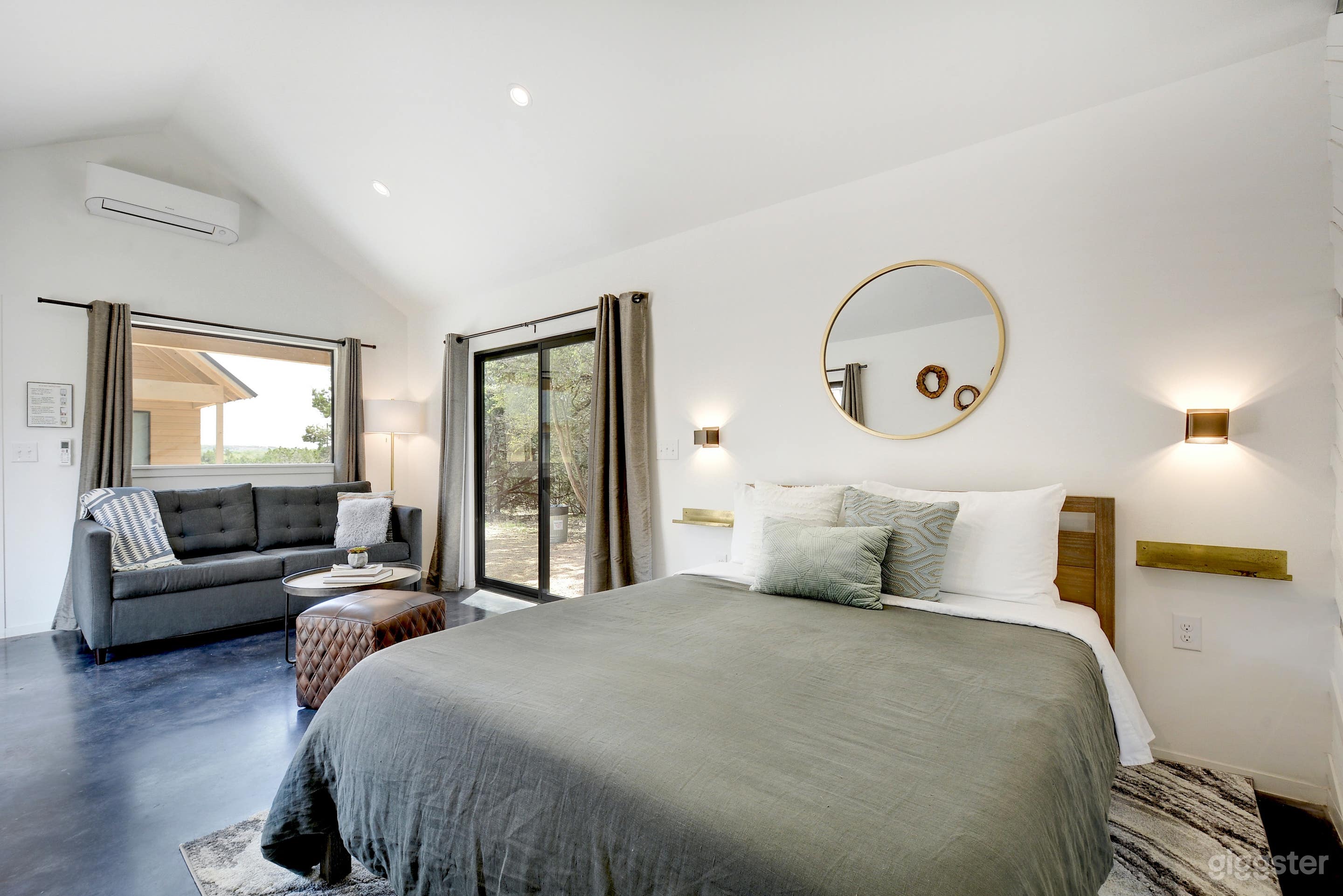 Courtyard Cabin in Dripping Springs Photo 2