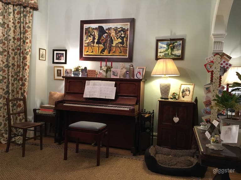  Piano room 