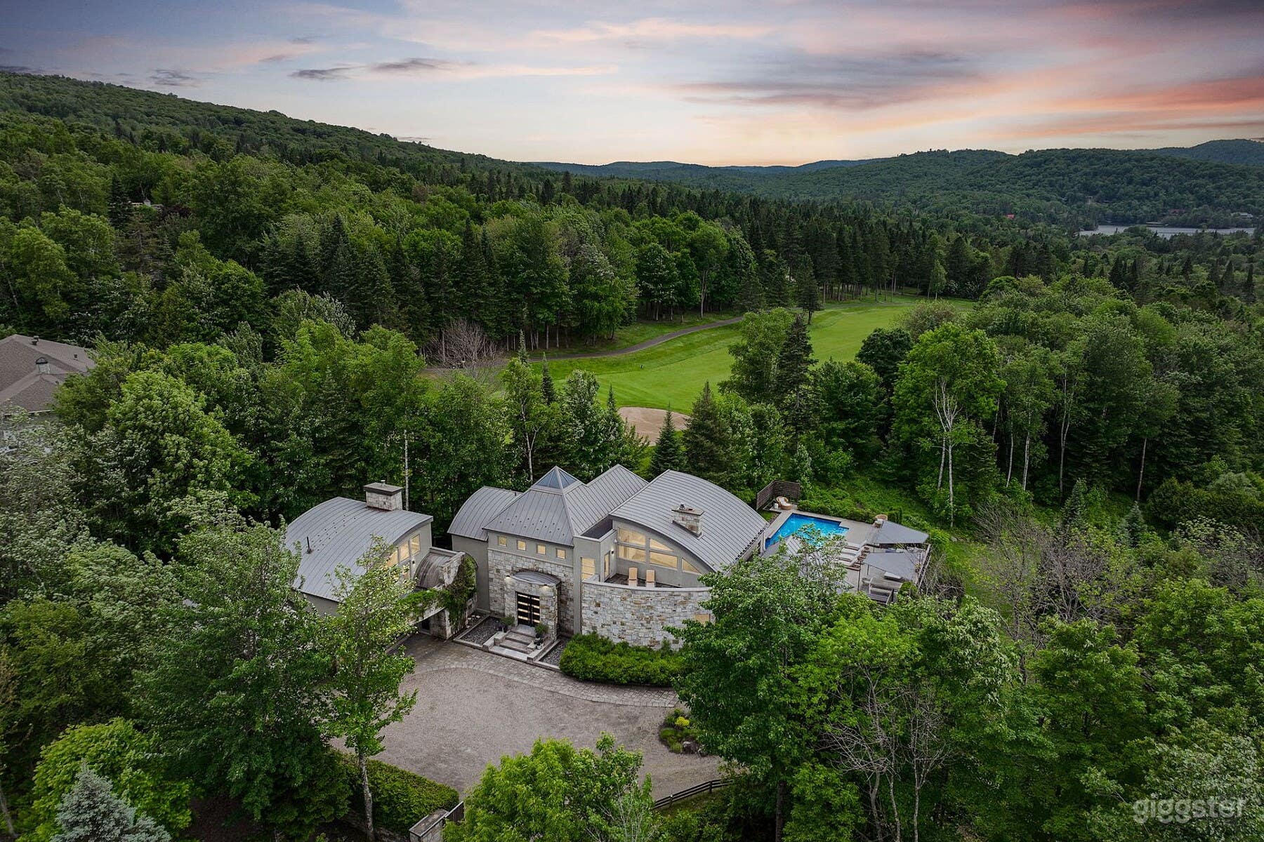 Luxurious Architectural contemporary house near Montreal Photo 1