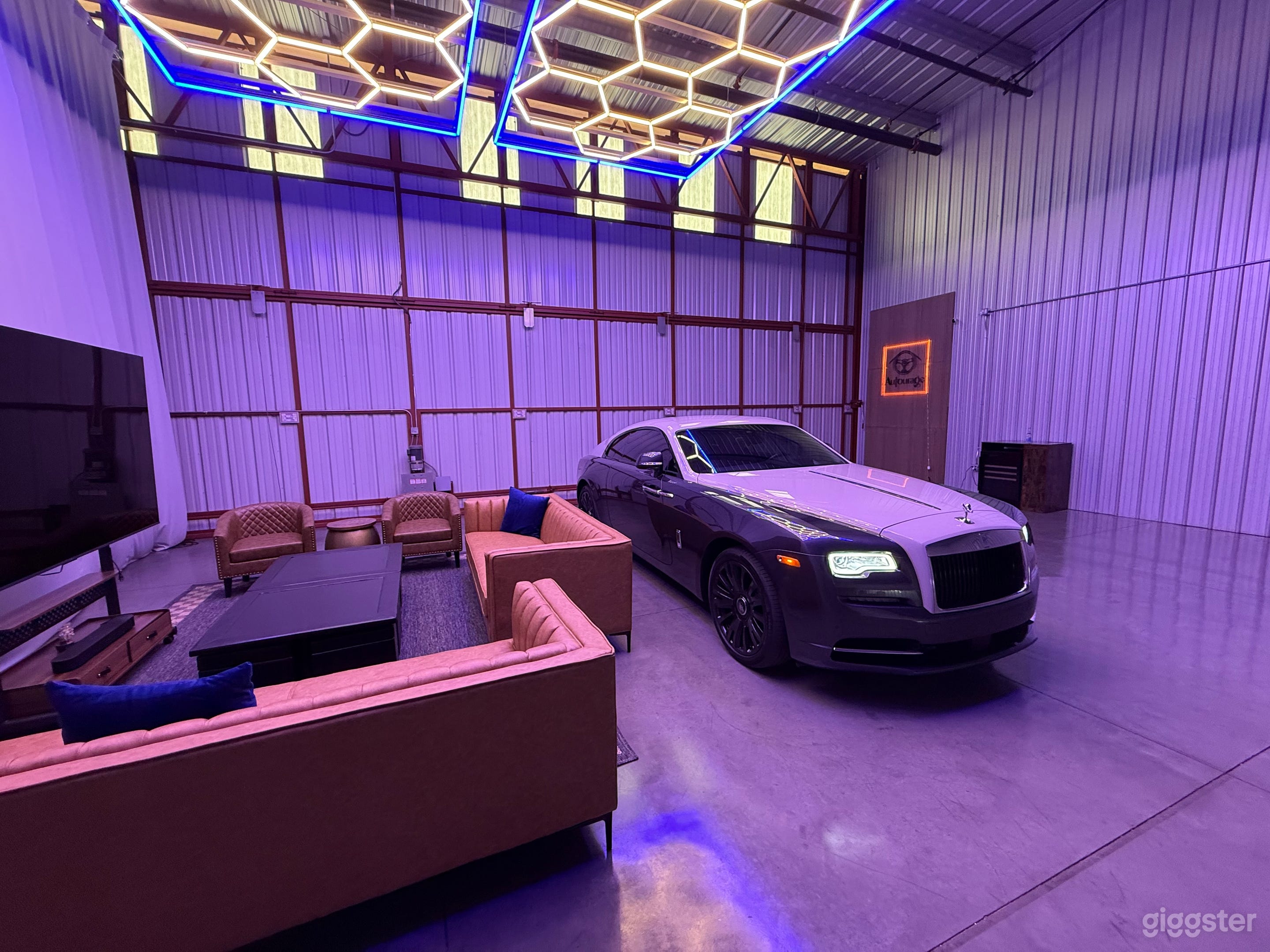 Hangar space in Van Nuys Airport Photo 2