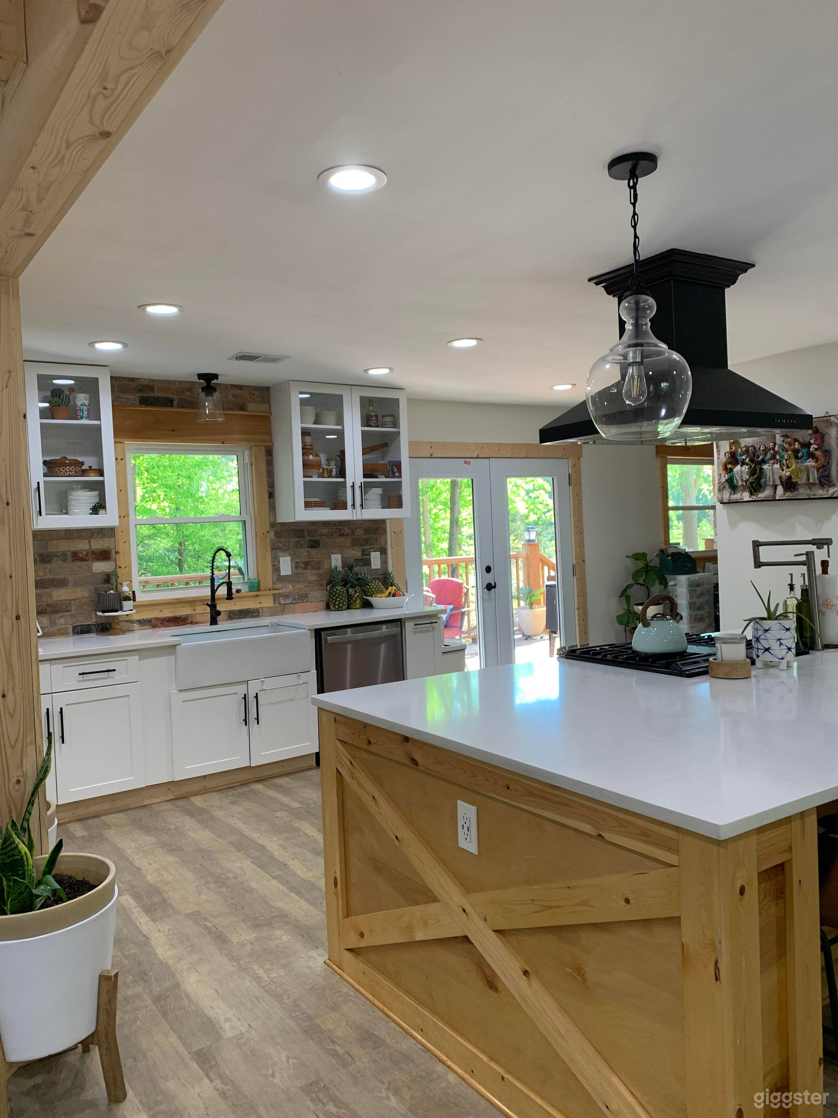 Recently remodeled home w/gorgeous views &amp; parking Photo 2