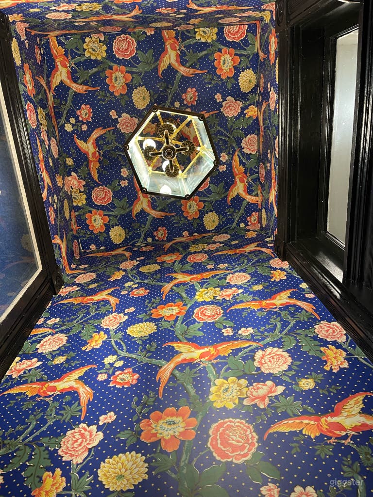  Entryway / Vestibule w/ Gucci Wallpaper 