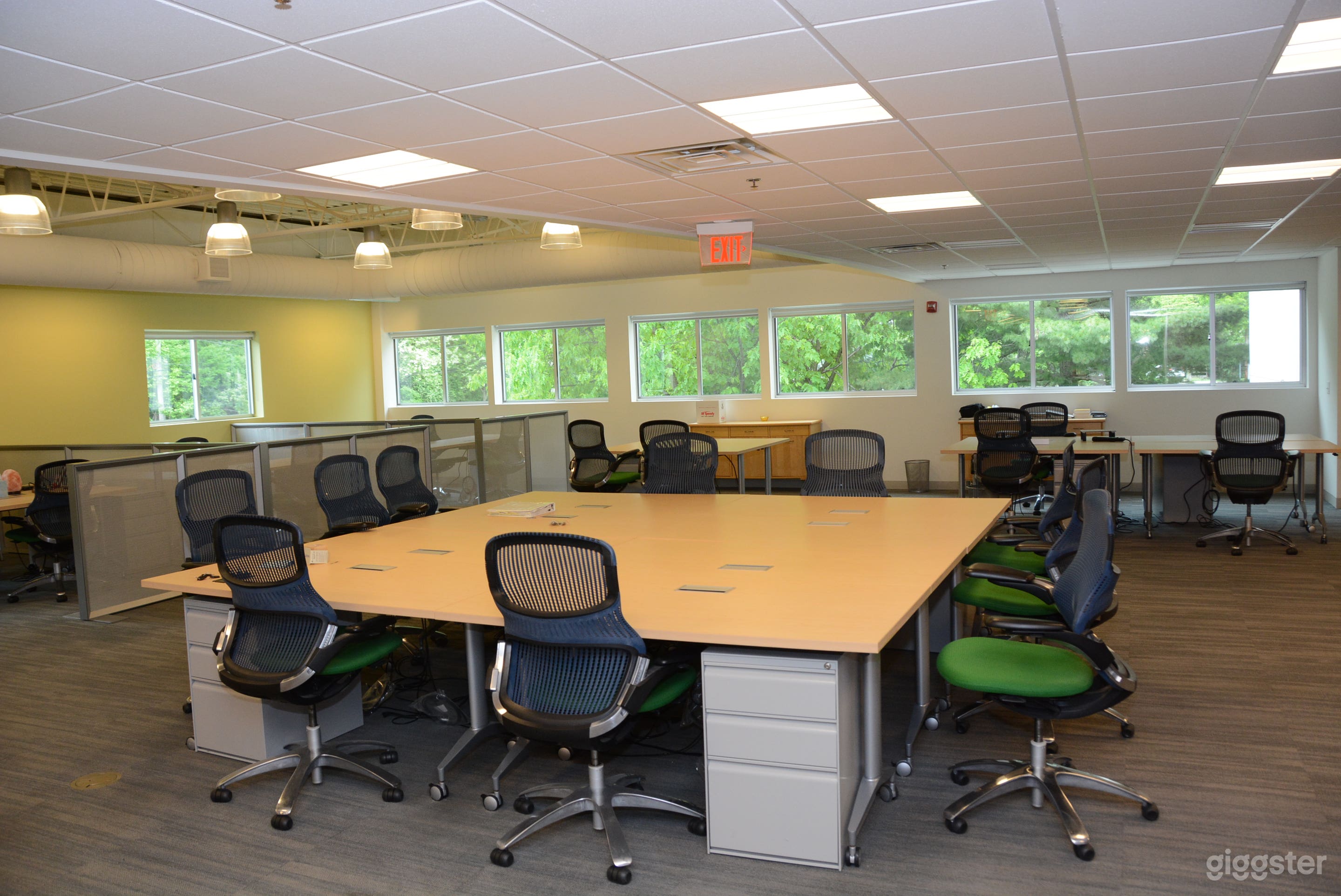 Bright Modern Open Office Photo 3