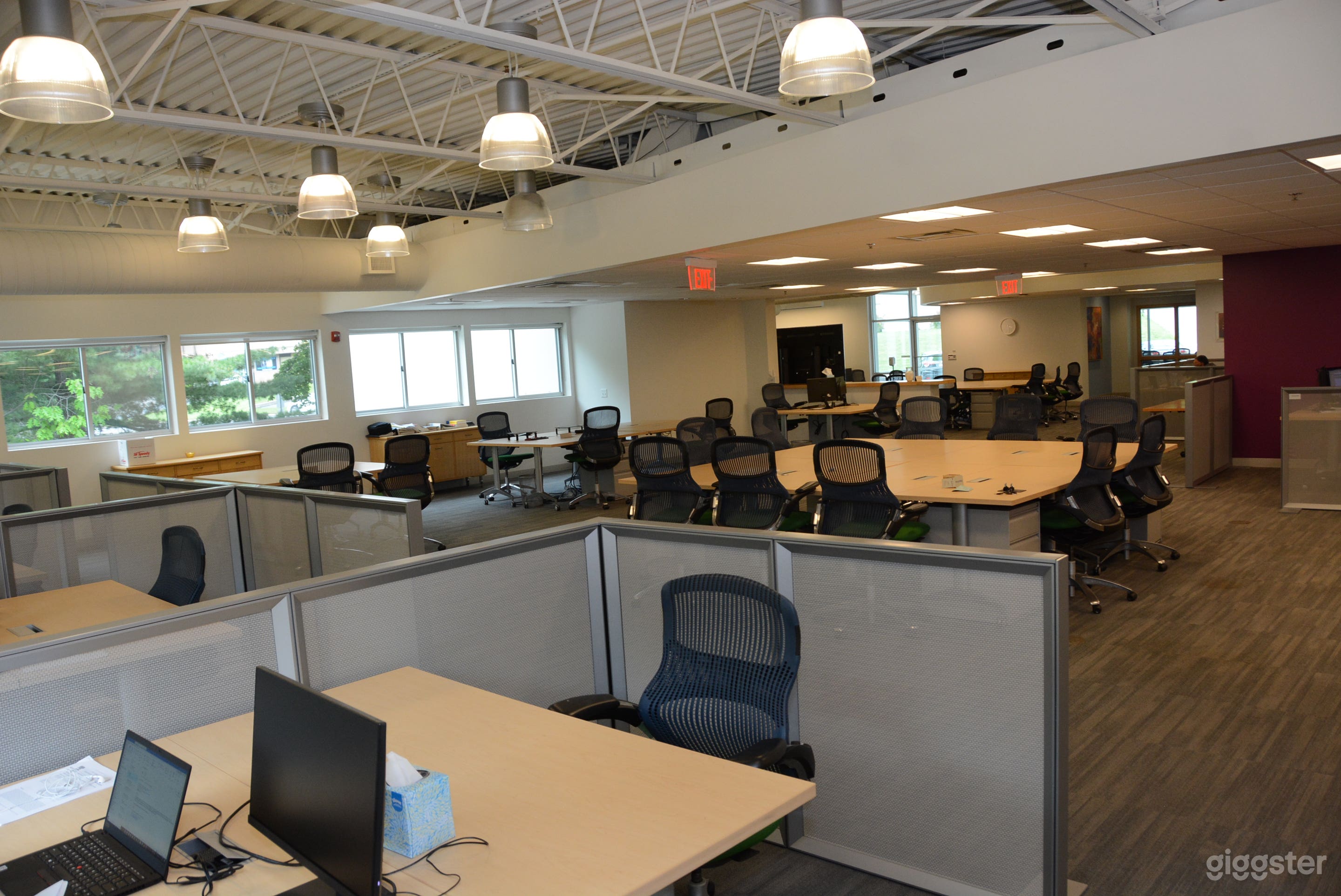 Bright Modern Open Office Photo 4