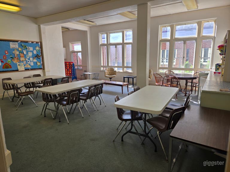  Aula, Sala de Reuniones, Oficina y Espacio de Ensayo 