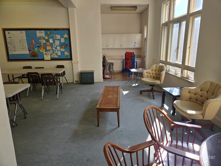  Aula, Sala de Reuniones, Oficina y Espacio de Ensayo 