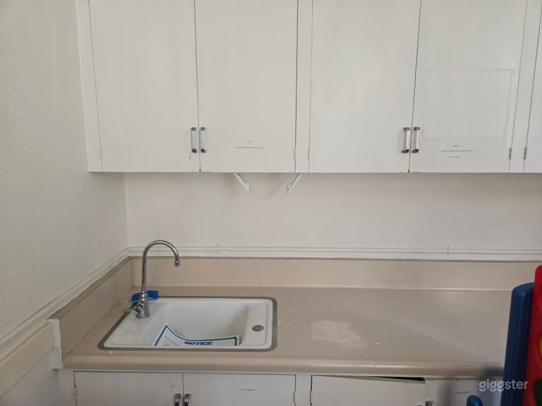  Aula, Sala de Reuniones, Oficina y Espacio de Ensayo 