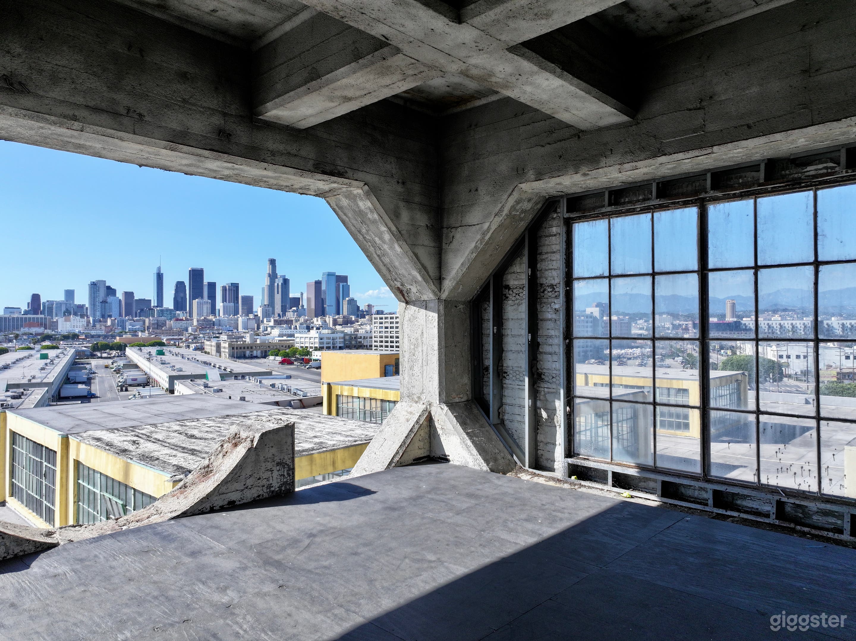 Massive 55,000sqft Rooftop w/ Uninterrupted View Photo 3