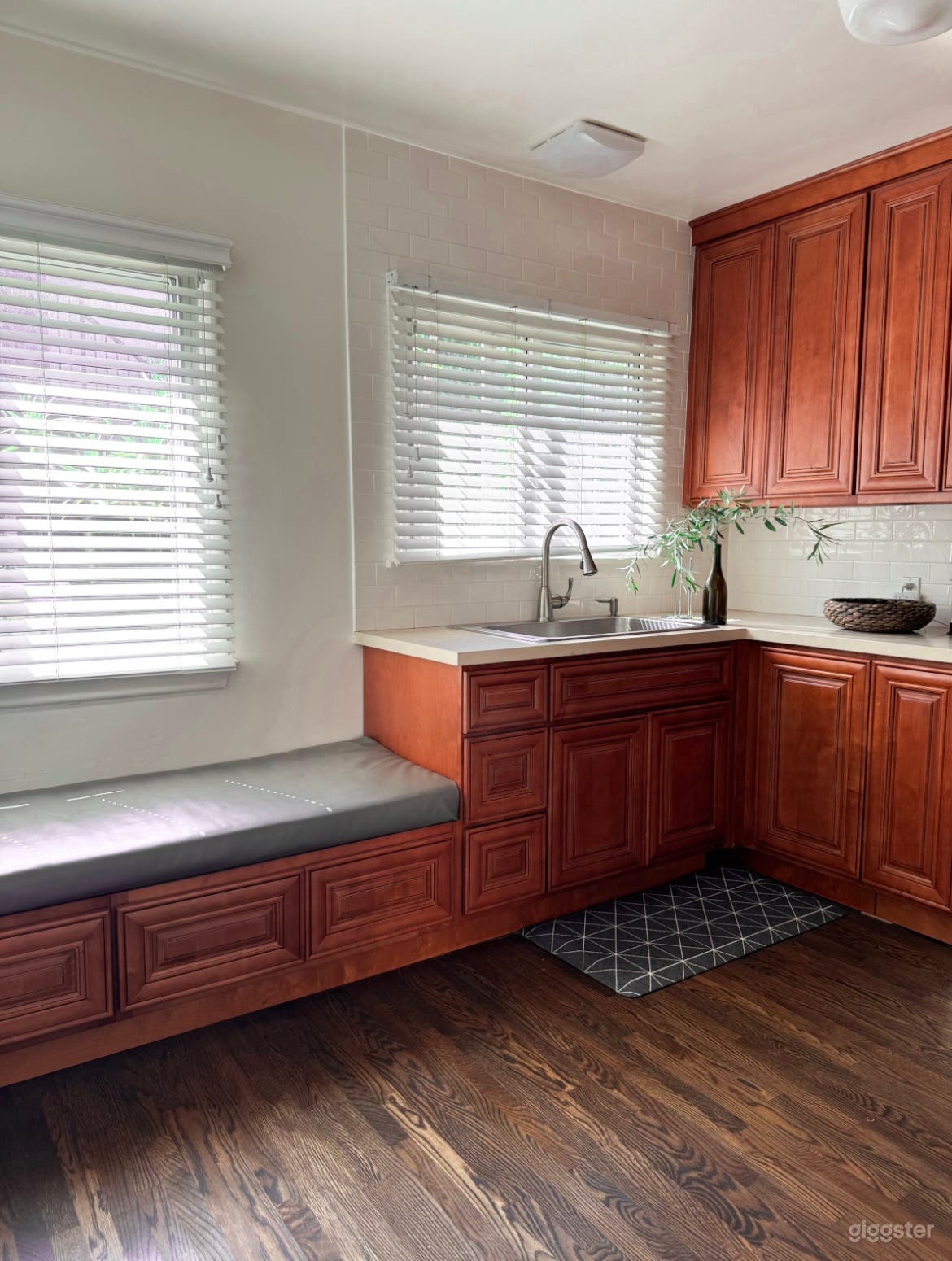 Vintage Apartment Building Photo 4