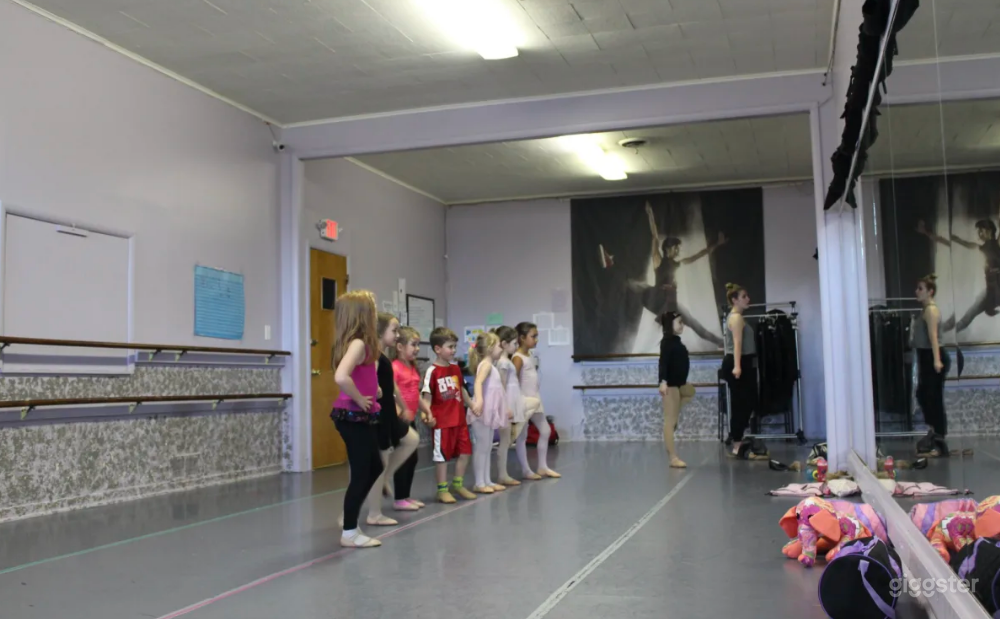 Open Room Dance Studio Great for Workshops and Fitness Classes Photo 4