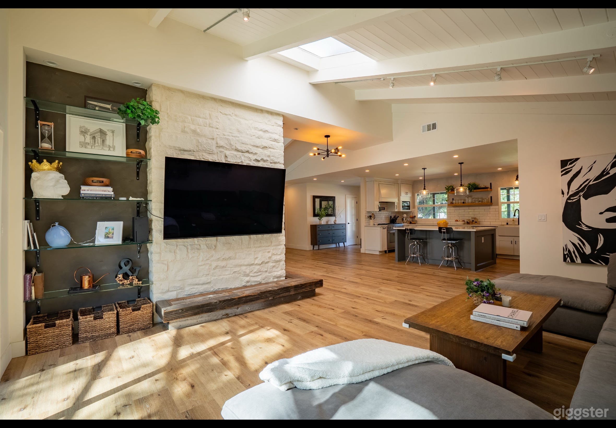 Bright and Stylish Woodland Hills Gem Photo 3