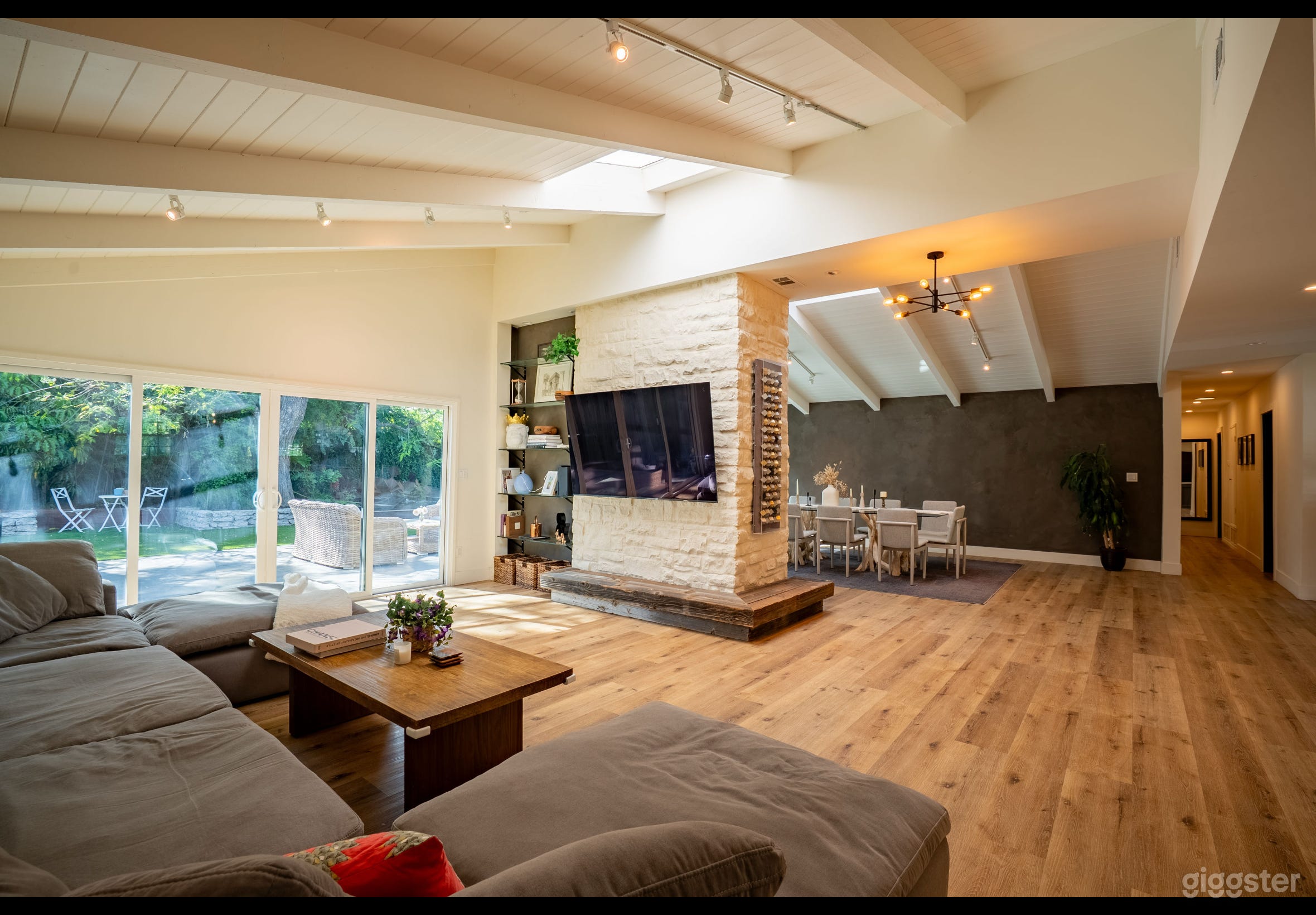 Bright and Stylish Woodland Hills Gem Photo 1