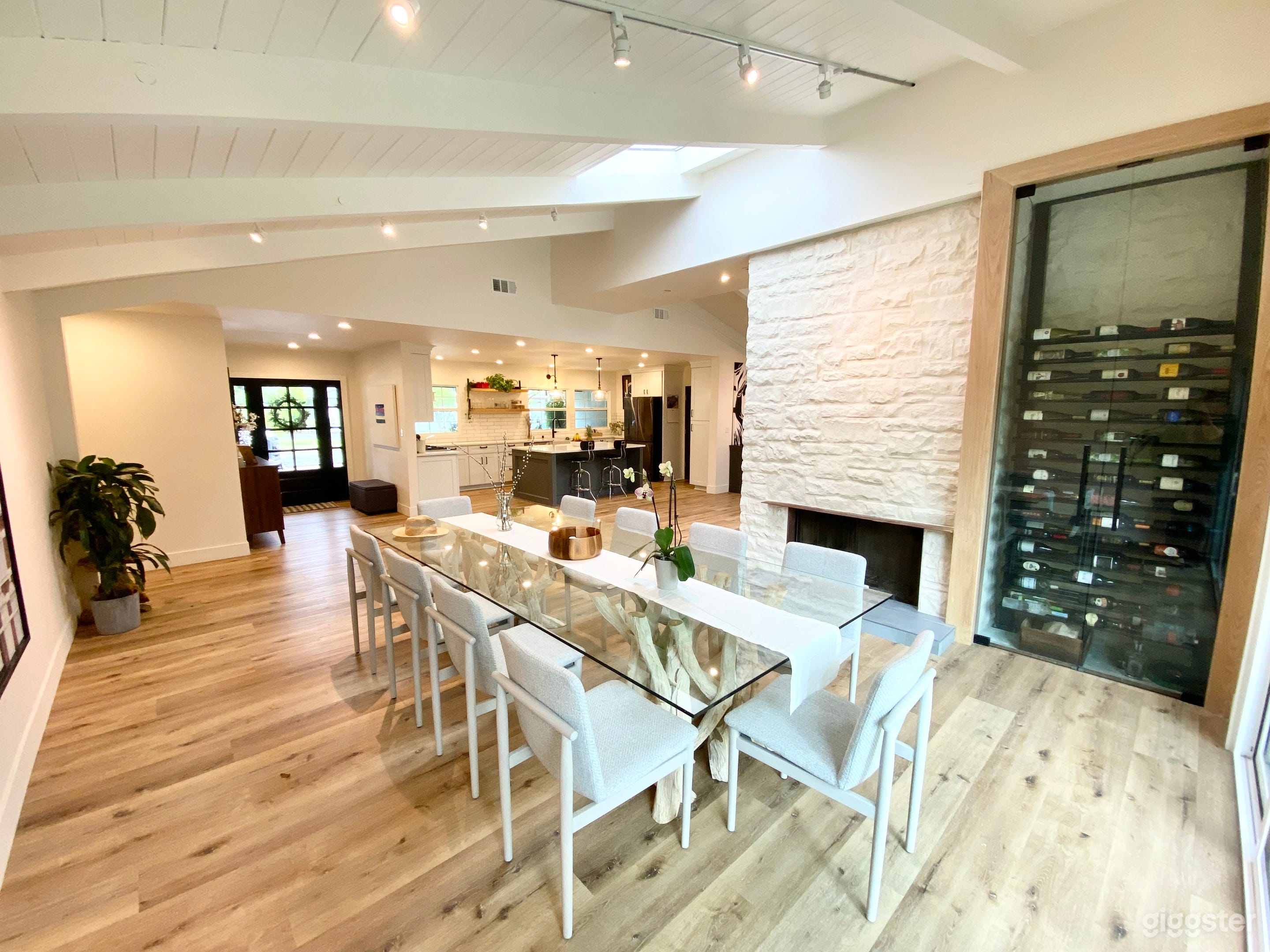 Bright and Stylish Woodland Hills Gem Photo 4