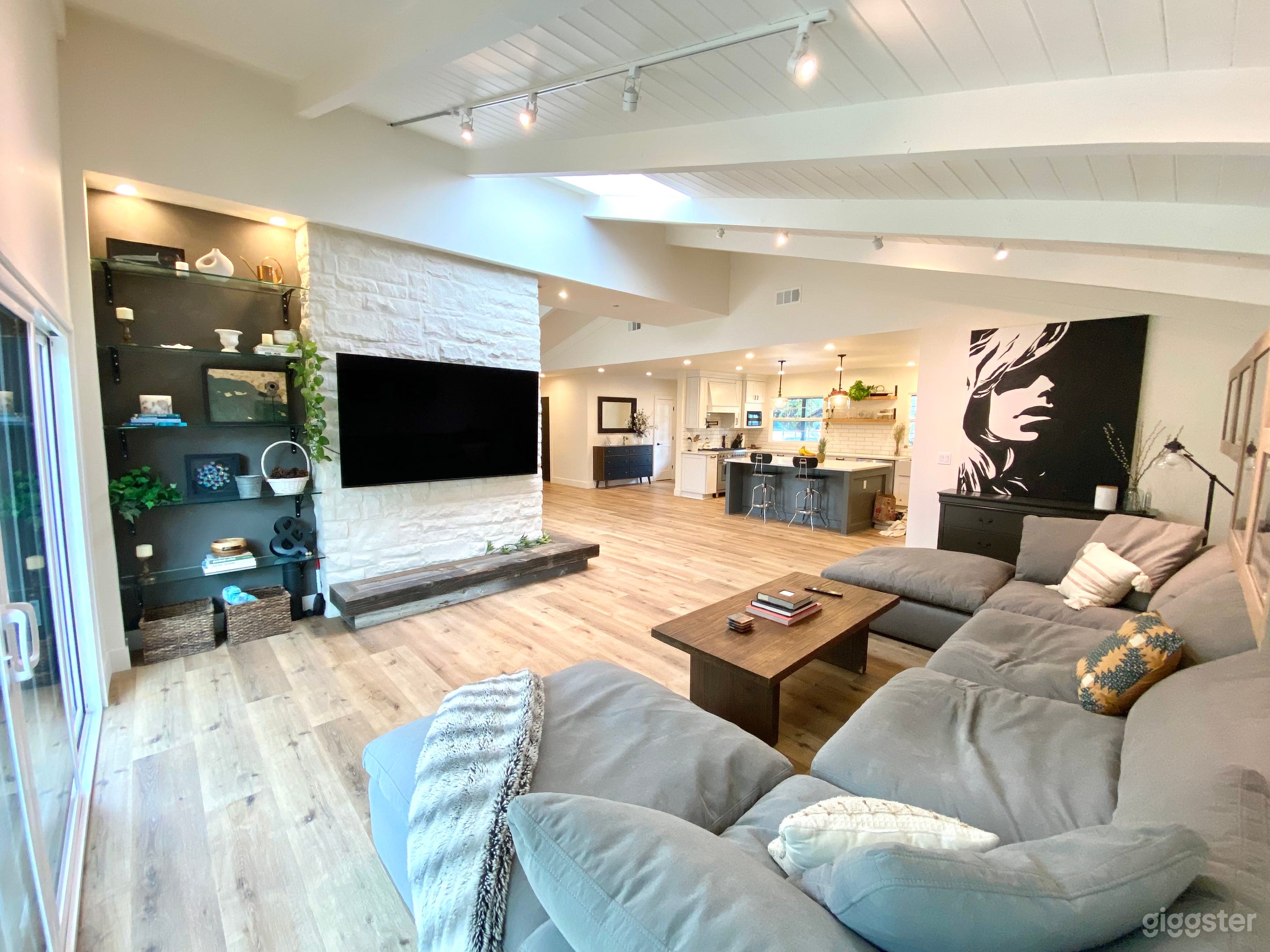 Bright and Stylish Woodland Hills Gem Photo 2