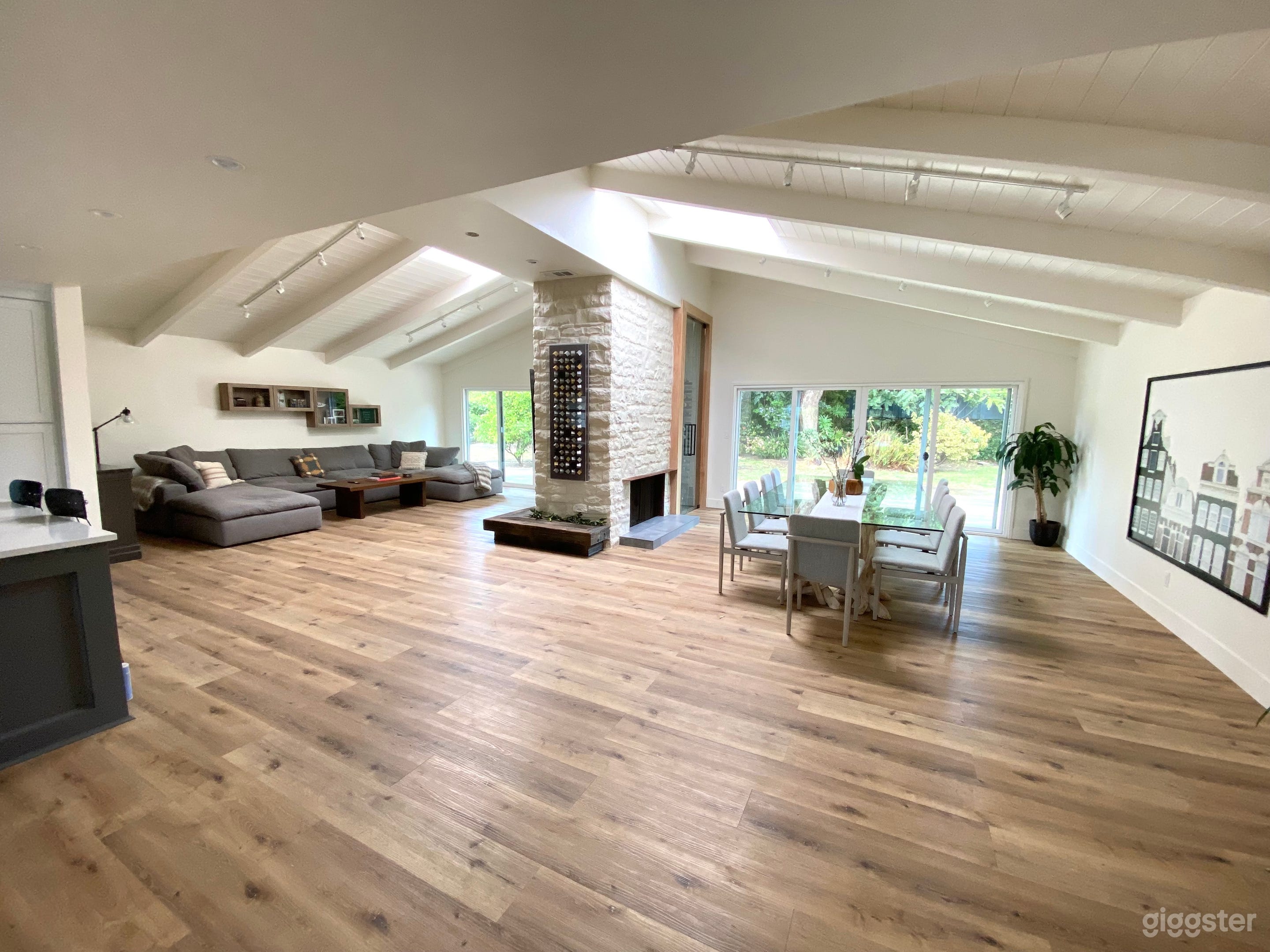 Bright and Stylish Woodland Hills Gem Photo 1