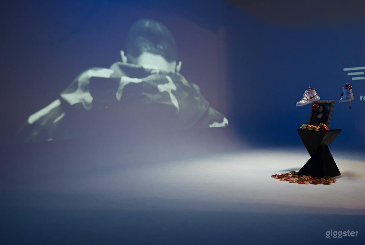 25 Foot Cyc Wall with a Custom-made Truss System Photo 3