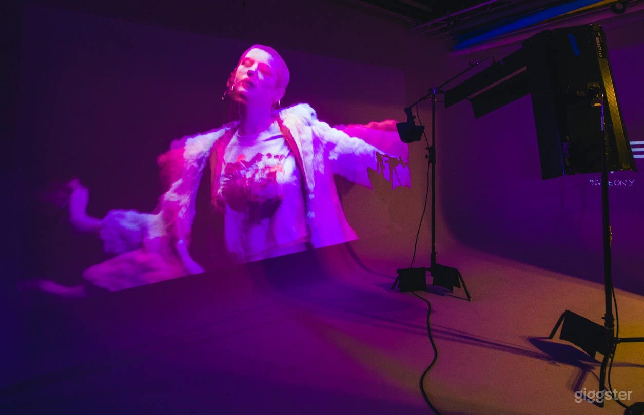 25 Foot Cyc Wall with a Custom-made Truss System Photo 2