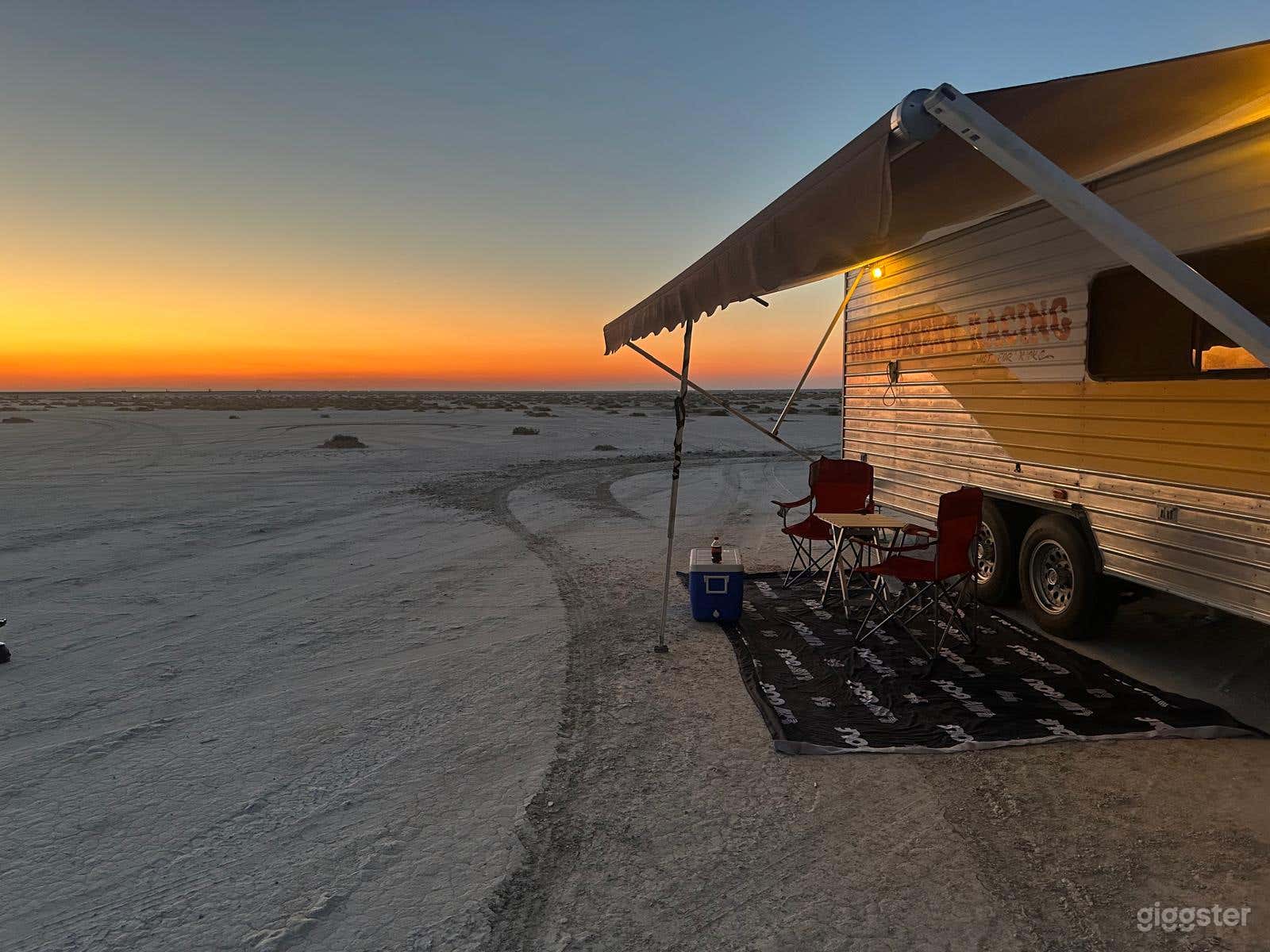  Cool, Nostalgic Retro High Desert Inn Trailer  Photo 4