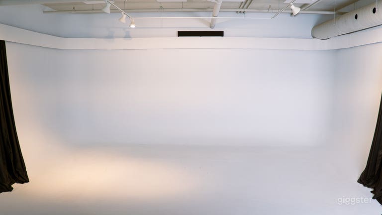  Versatile Studio OneSpace | Cyclorama, Podcast, Photoshoots & Equipment for rent 