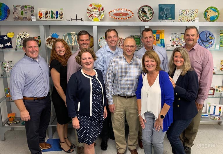  Multiple Instagram spaces for group photos. 