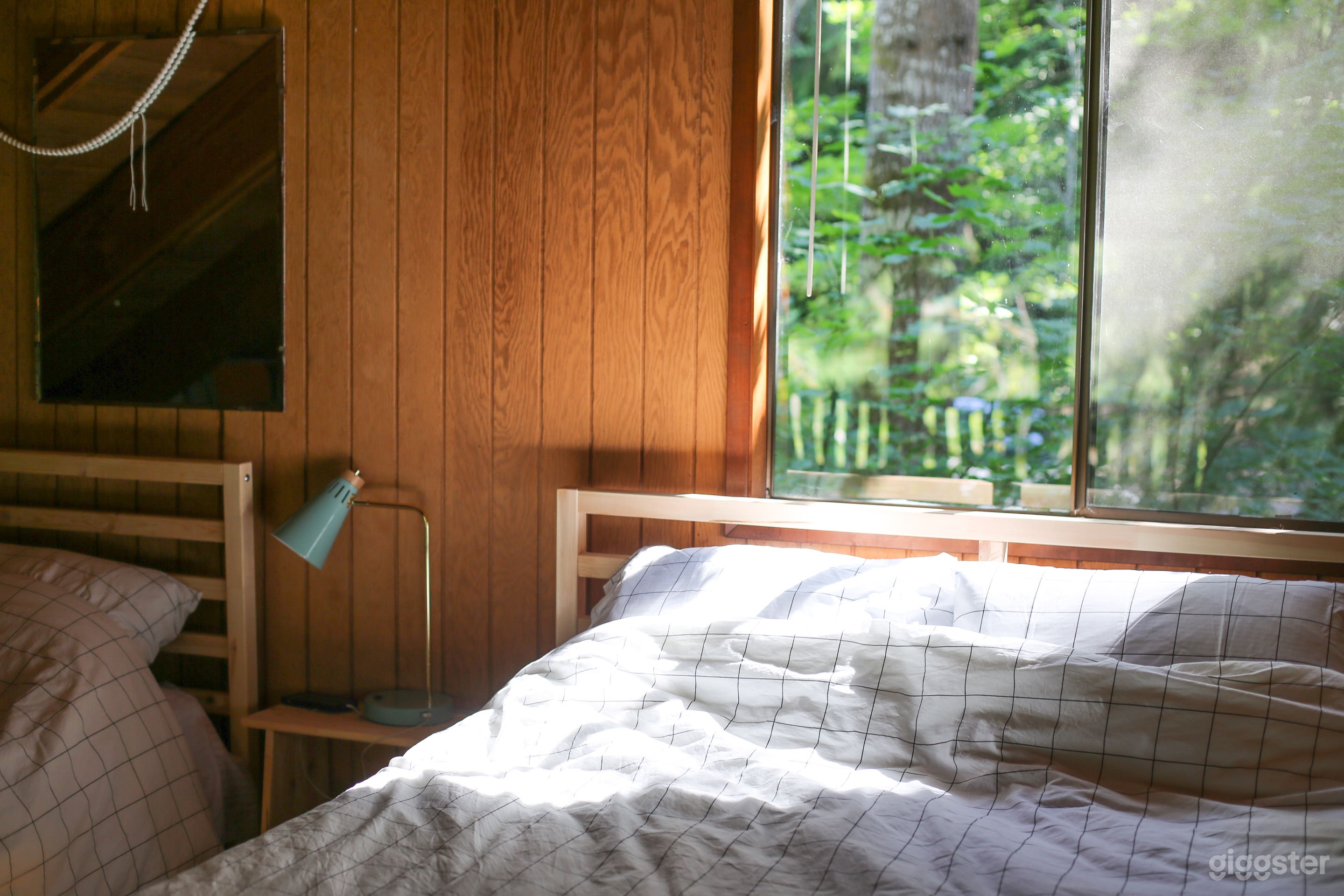 Nostalgic 1970 Lake House Photo 4