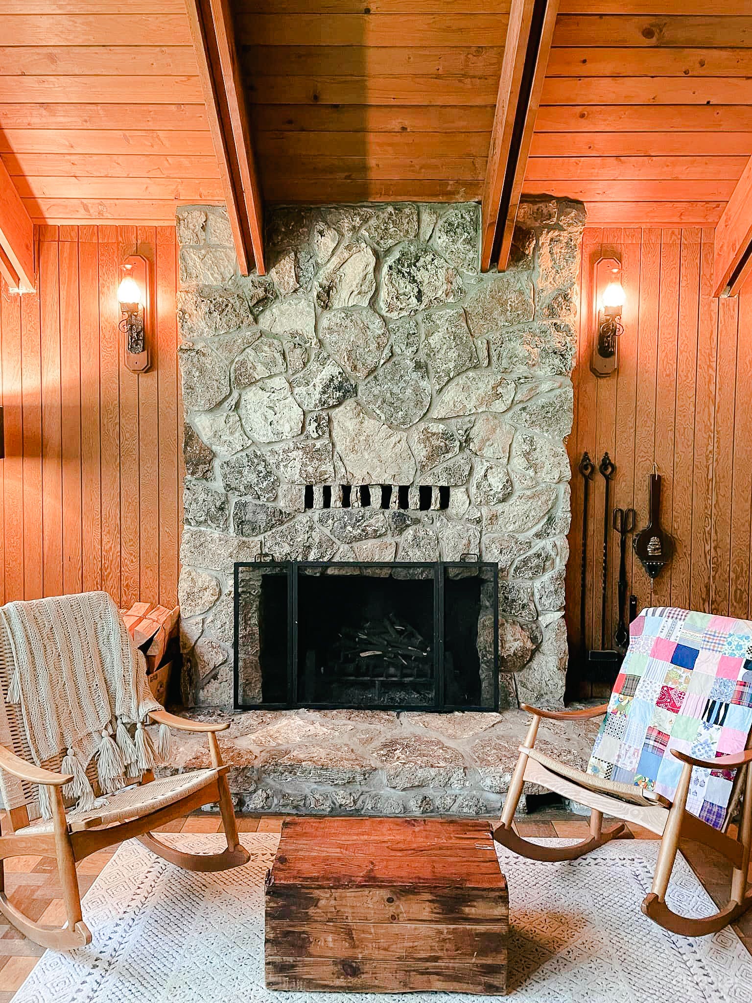 Nostalgic 1970 Lake House Photo 3