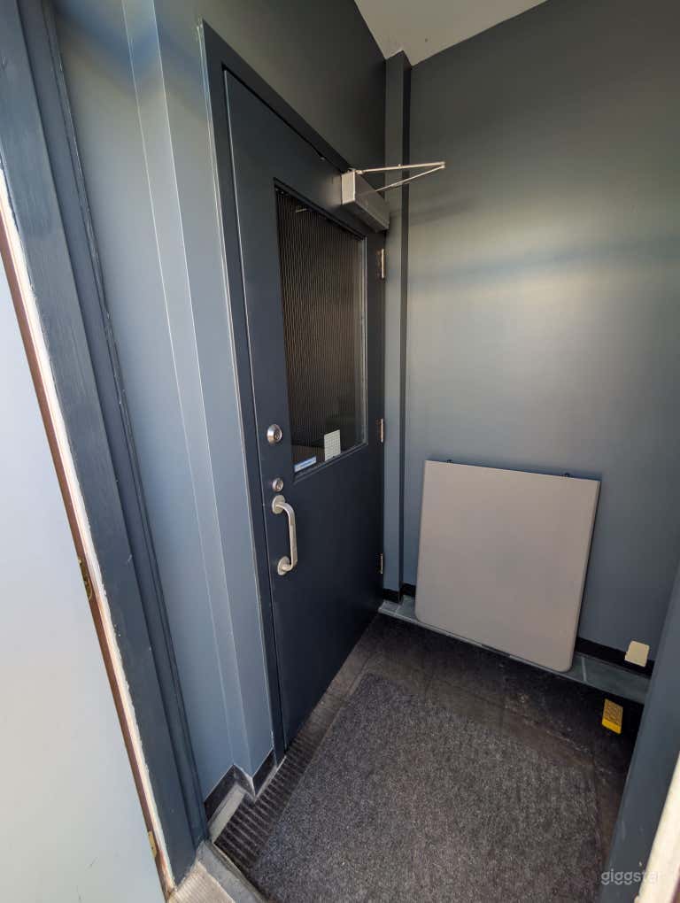  Office/Studio/Event Space — 1,000 ft² Upper Level 