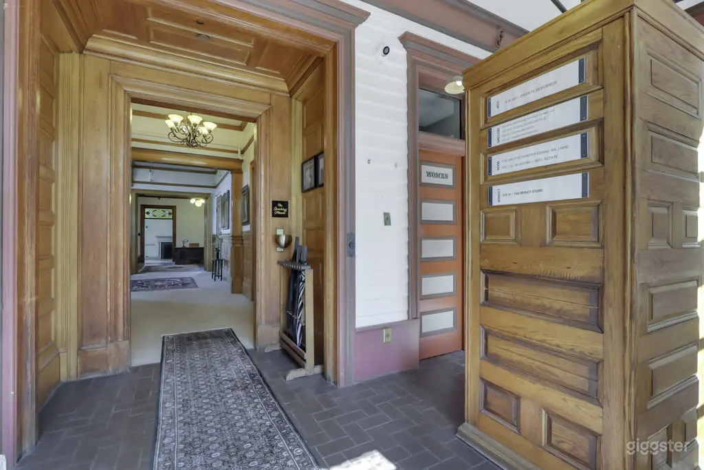 Conference Room in 1890's Mansion (Level 2) Photo 4