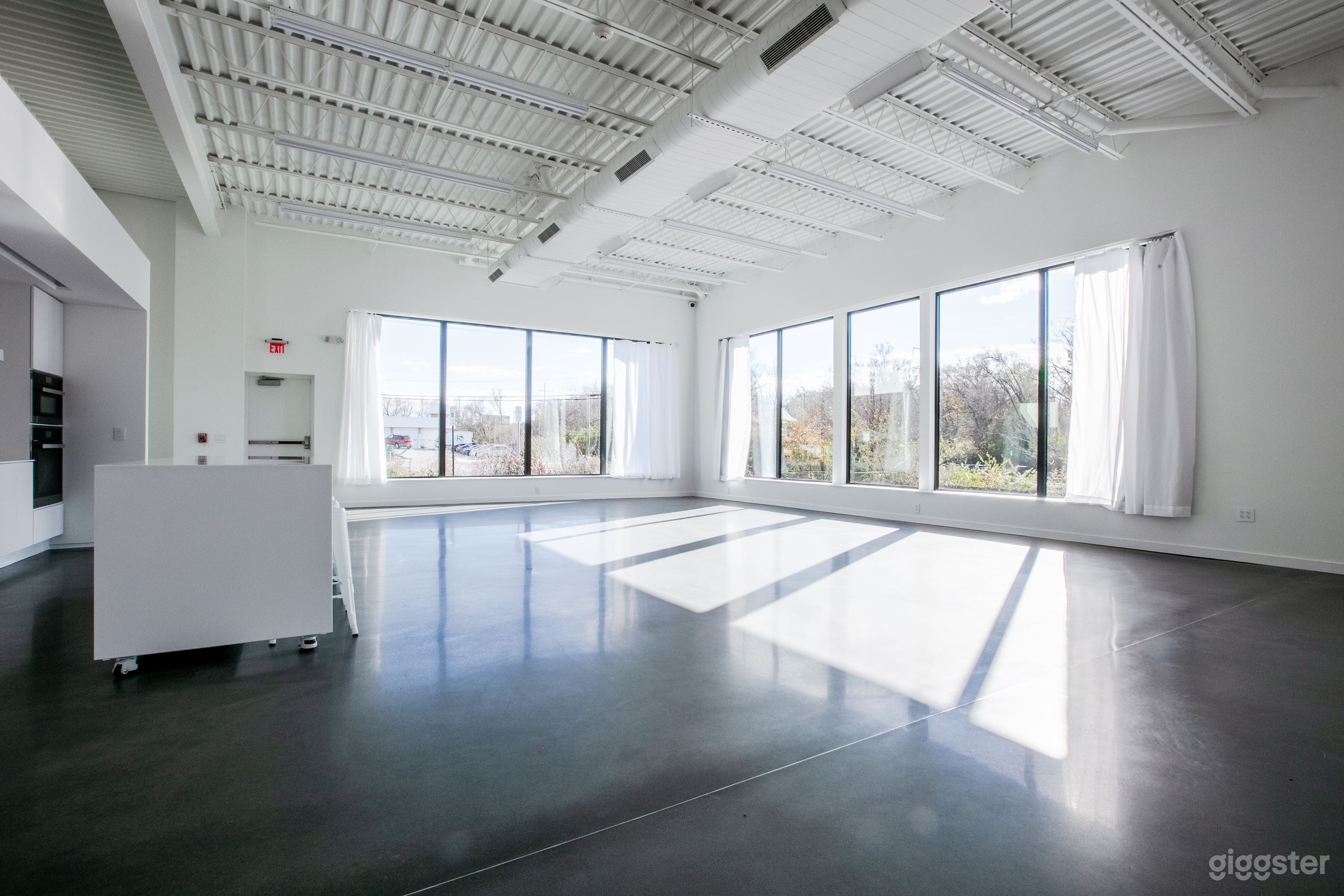 STUDIO A - Daylight/Show Kitchen