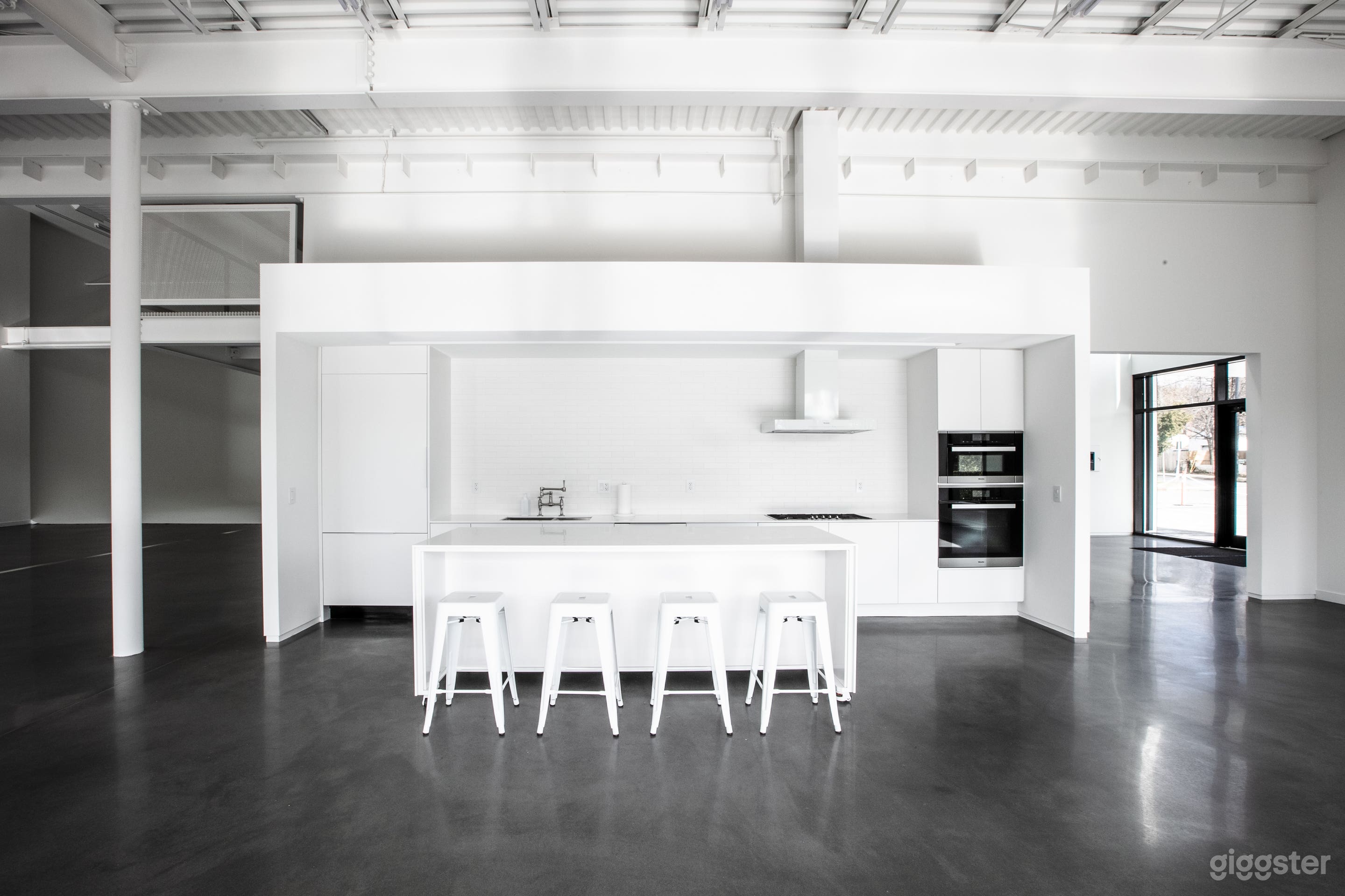 STUDIO A - Daylight/Show Kitchen