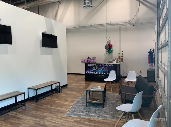 Beautiful and Spacious Studio in Lee's Summit Photo 1