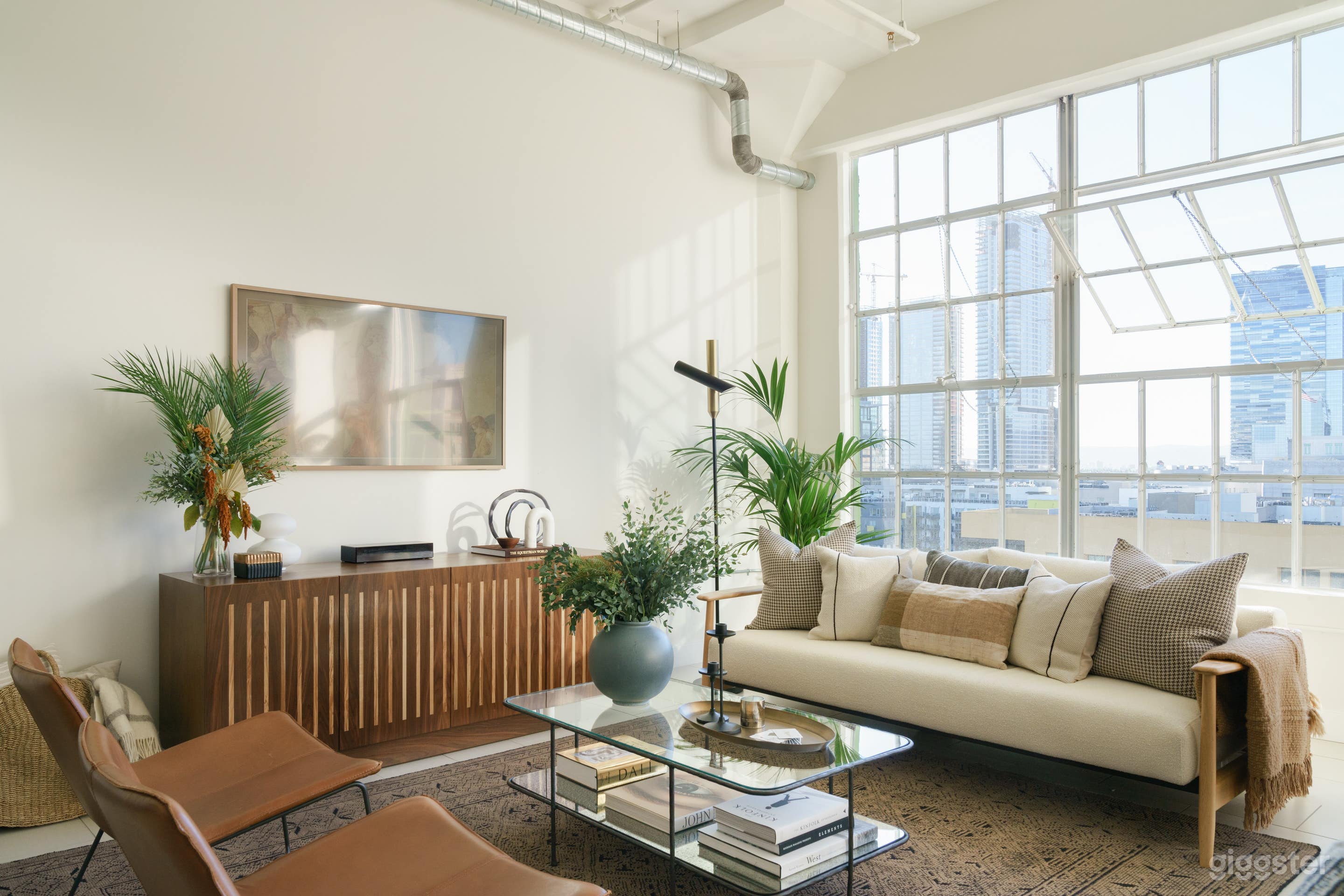 Deco Modern 1BD/1BA Loft in DTLA w Factory Windows Photo 1