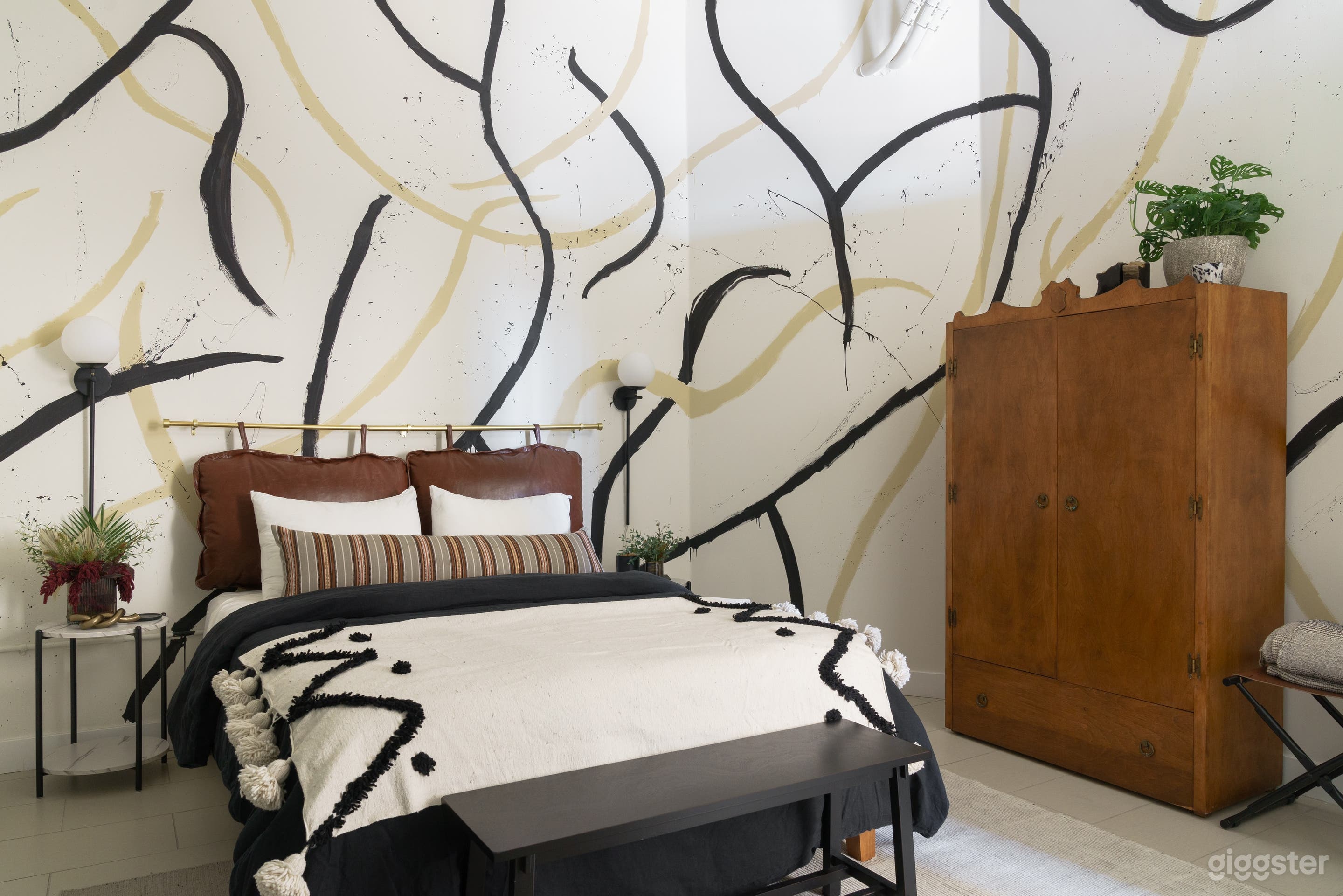 Deco Modern 1BD/1BA Loft in DTLA w Factory Windows Photo 3