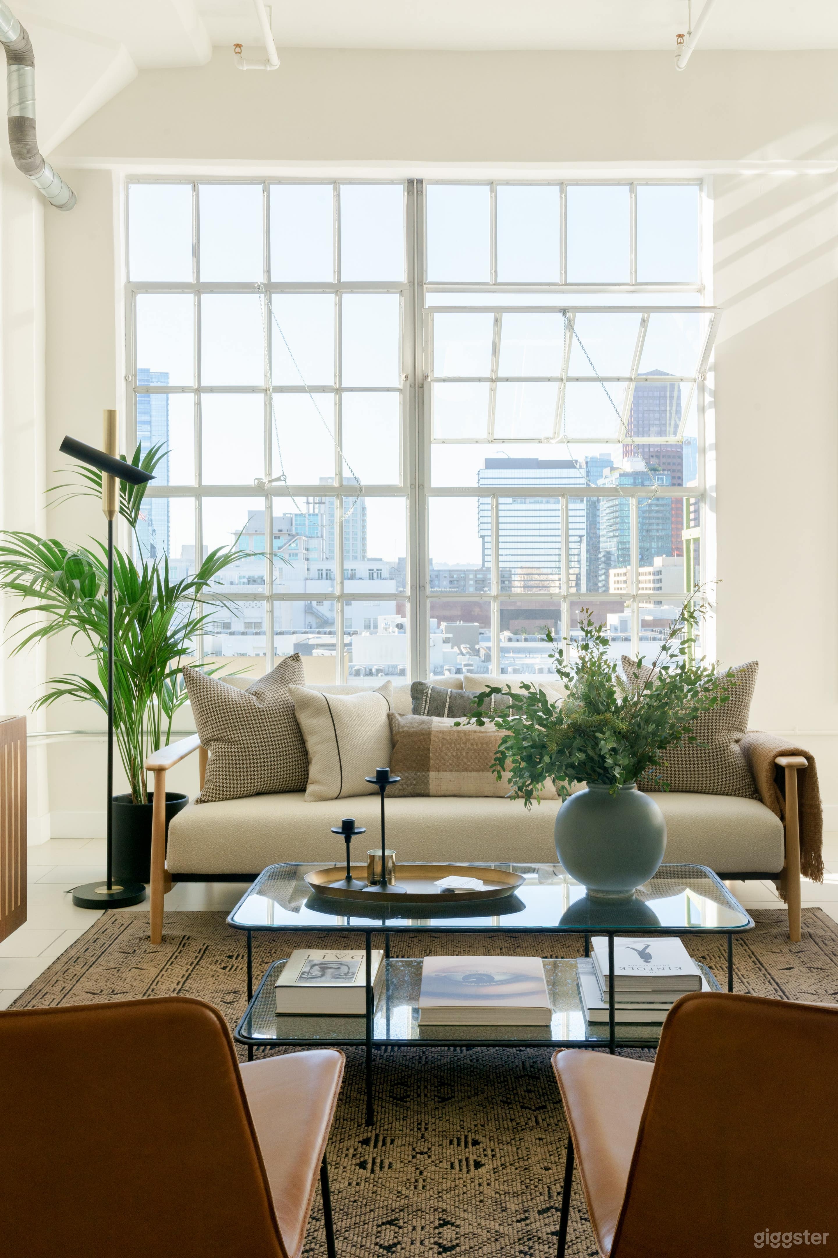 Deco Modern 1BD/1BA Loft in DTLA w Factory Windows Photo 2