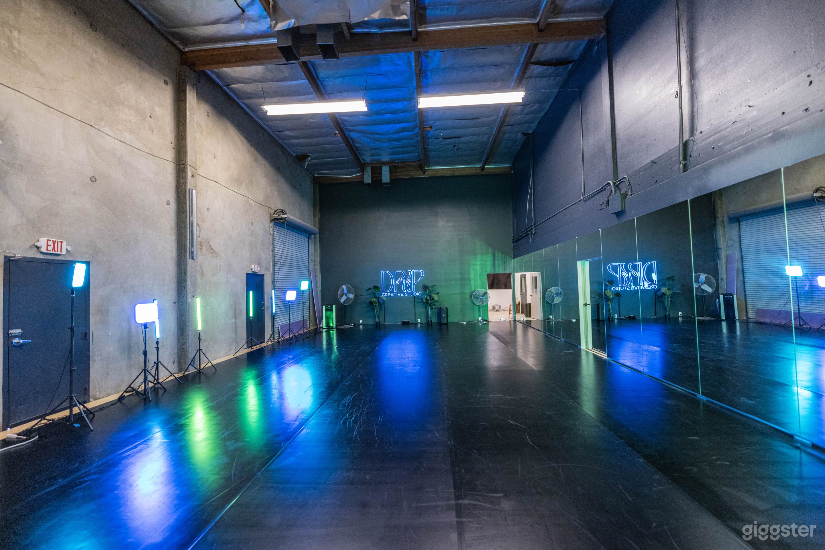 Studio || Black Void industrial Warehouse Photo 4