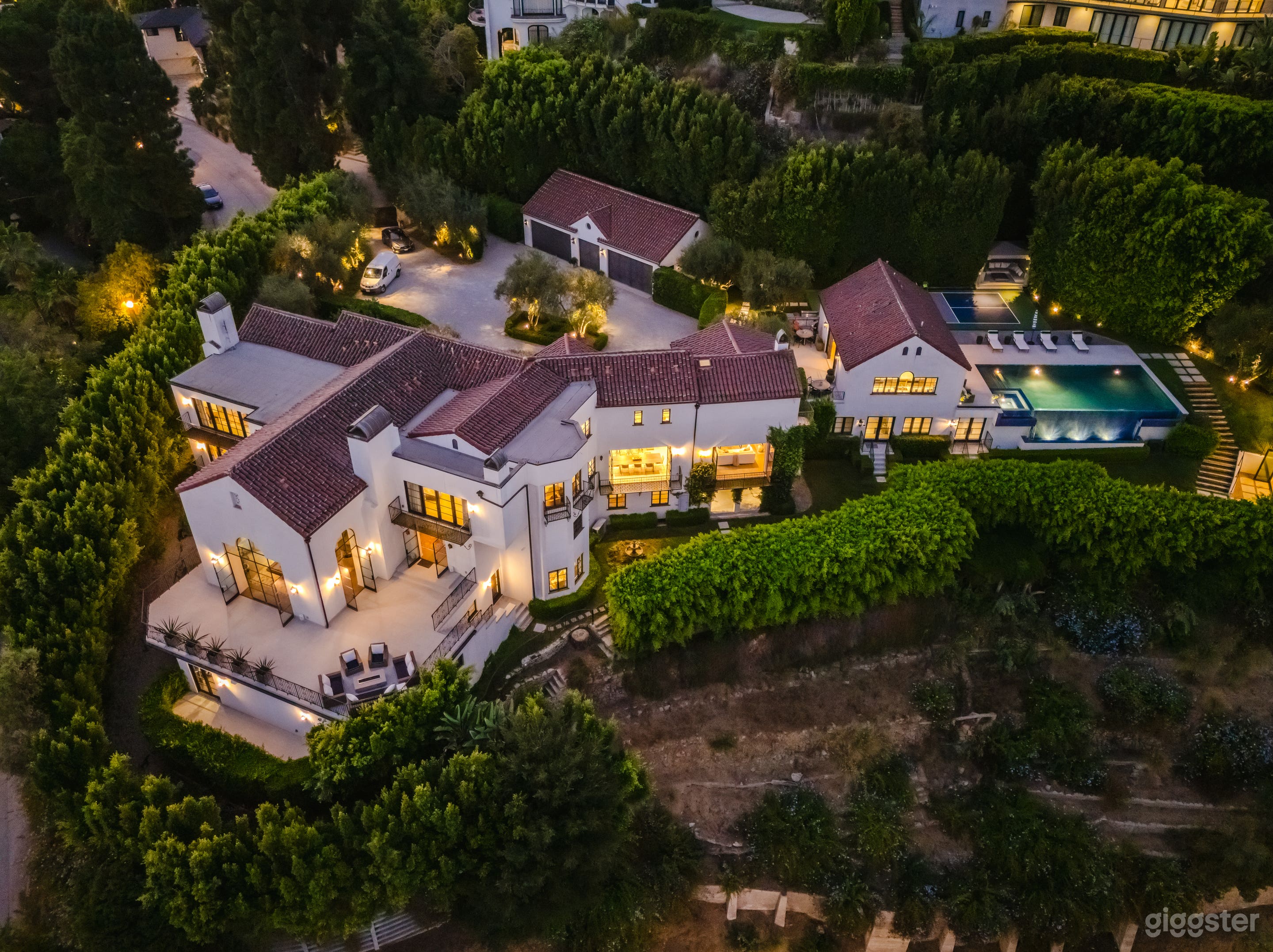 HOLLYWOOD HILLS ELEGANCE WITH CITY VIEWS Photo 2
