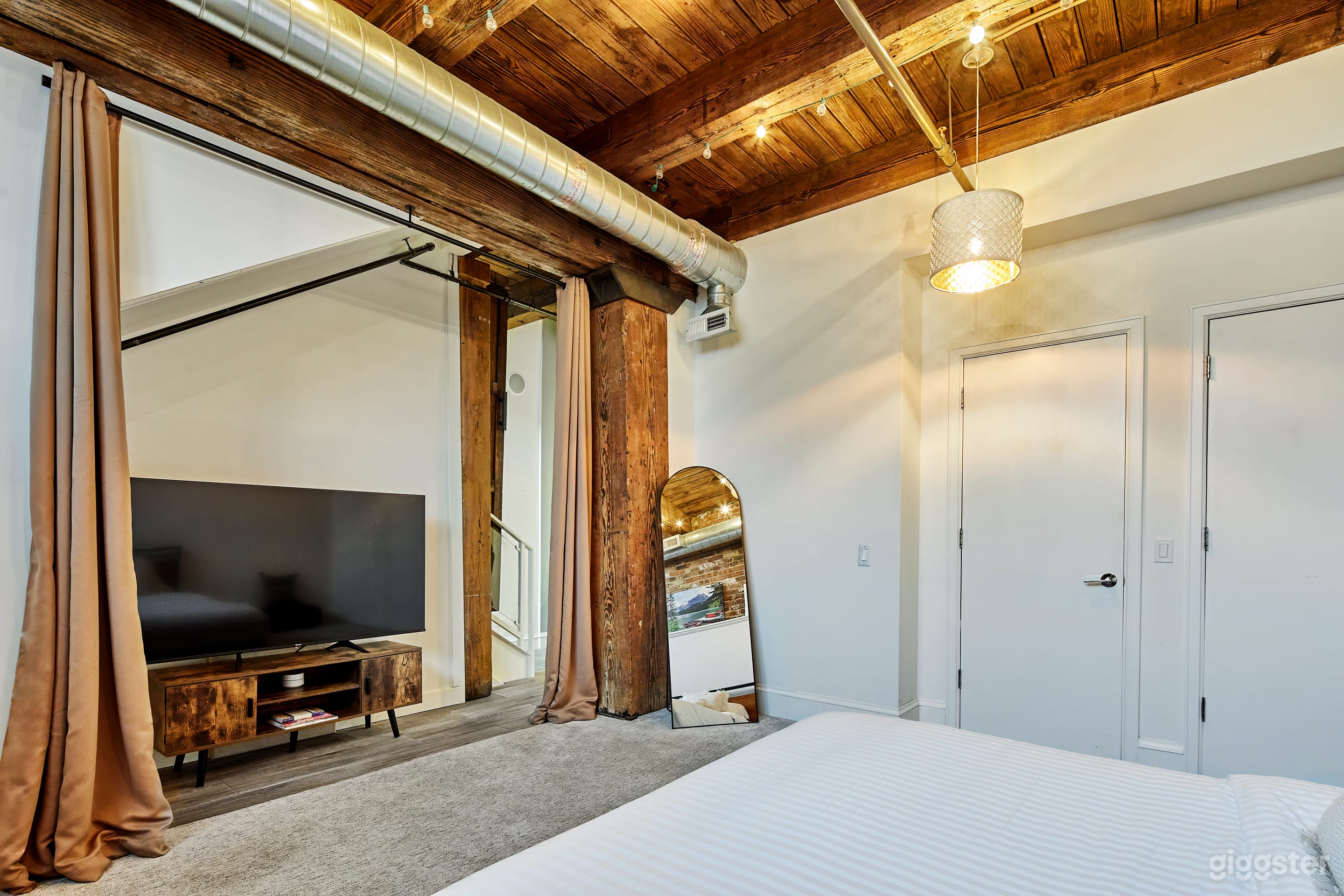 Downtown Industrial Timber Loft Studio Photo 4