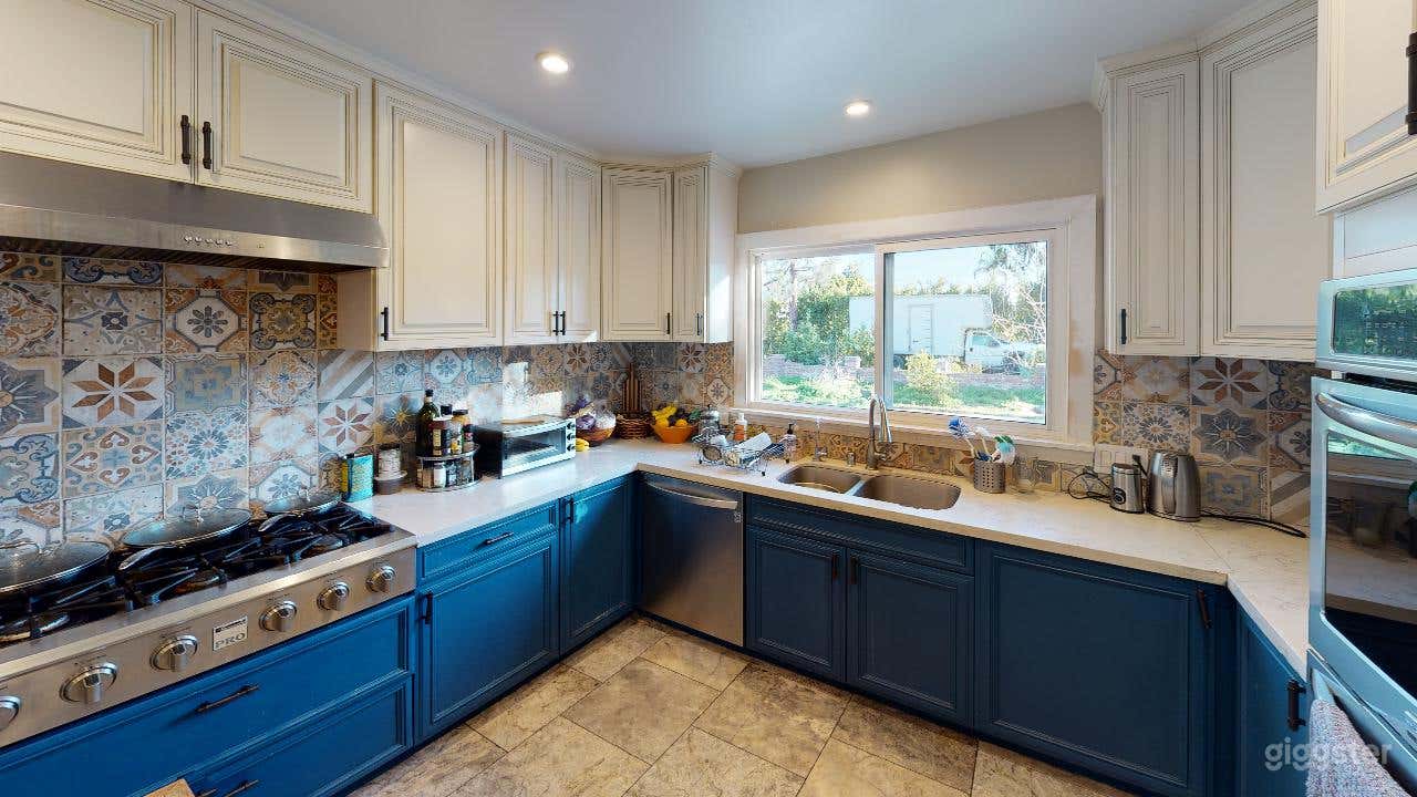 RETRO VAN NUYS MID-CENTURY CHARM Photo 3